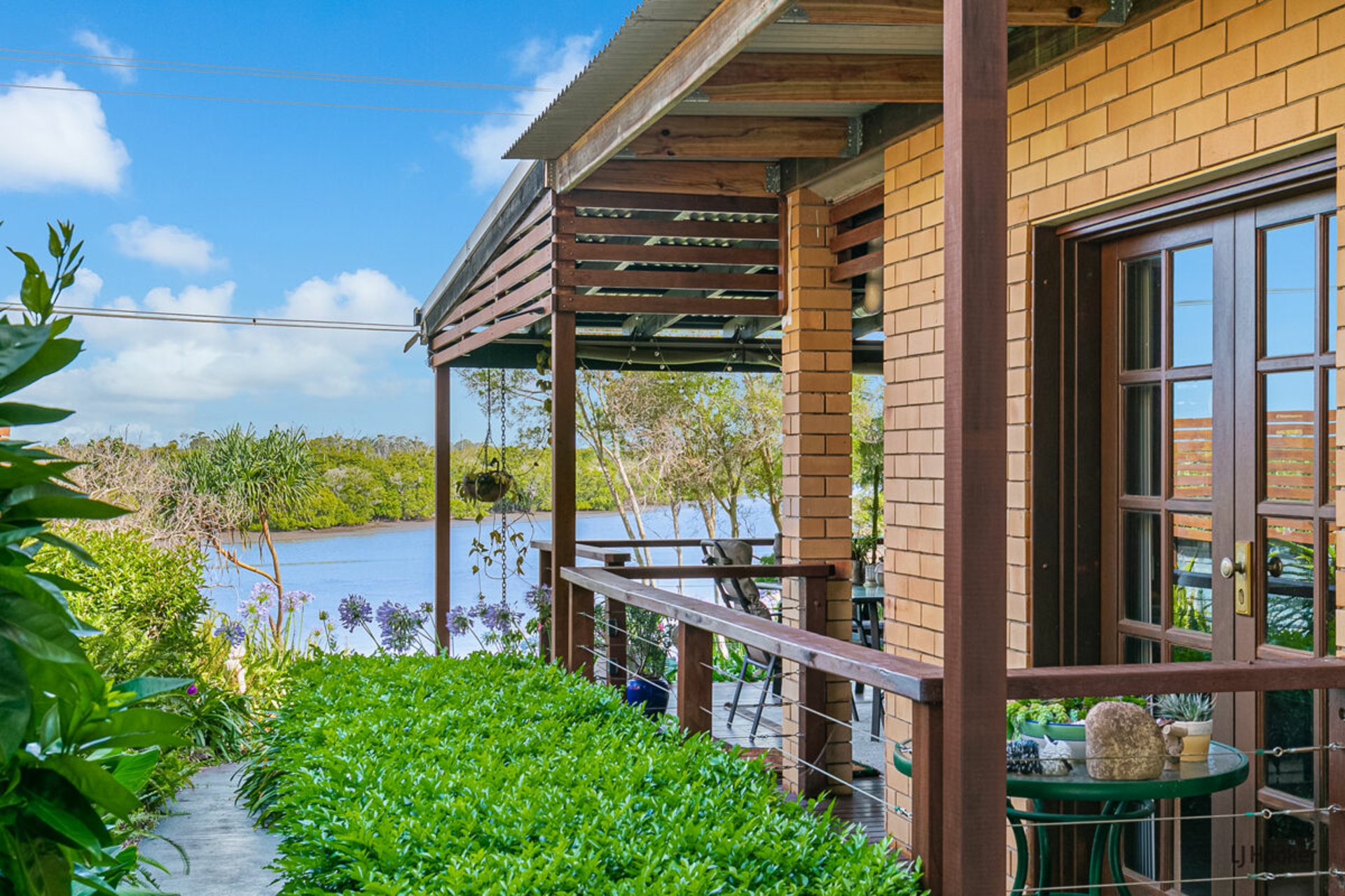 2/57 Bimbadeen Avenue, BANORA POINT