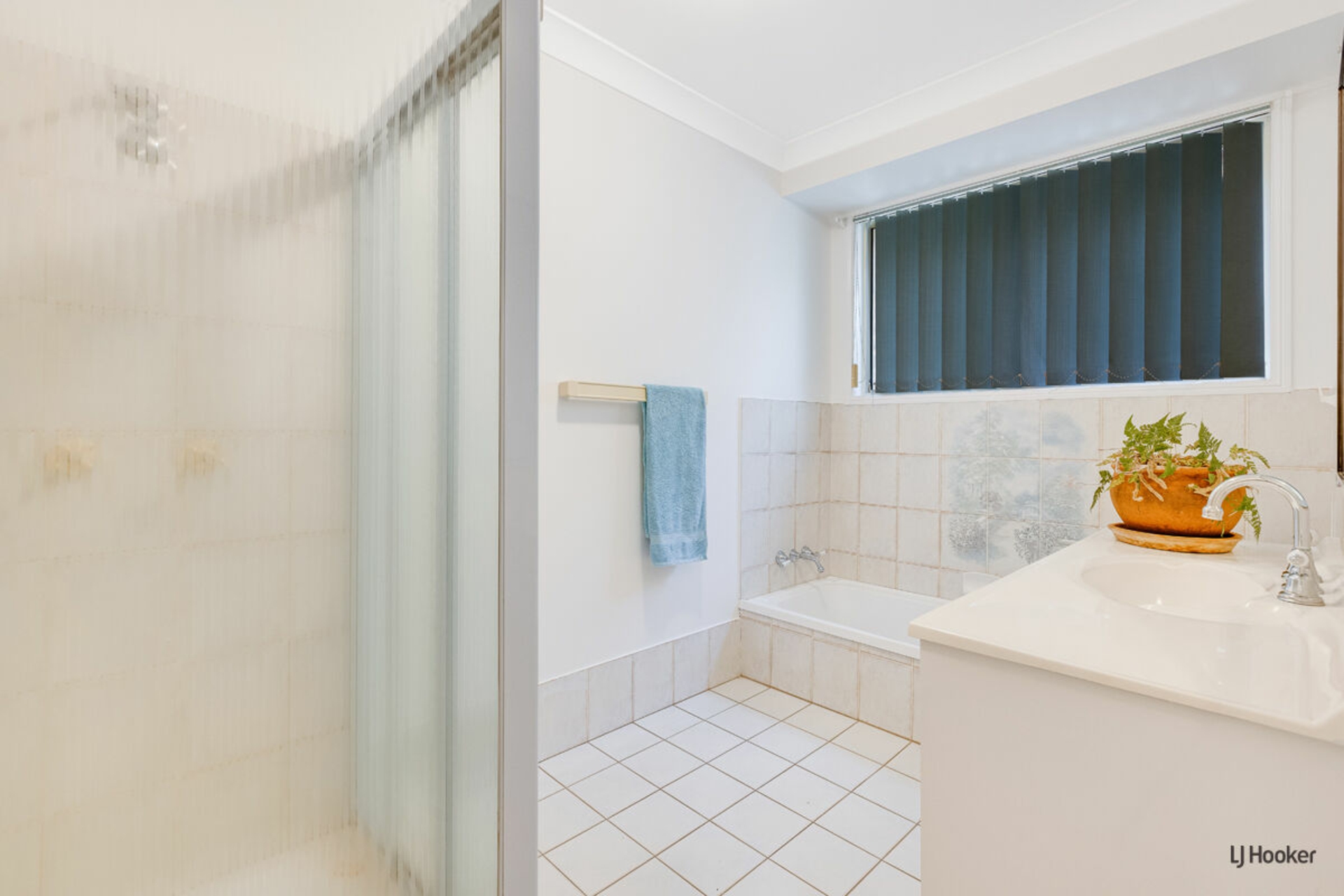 1/65 Bimbadeen Avenue, BANORA POINT