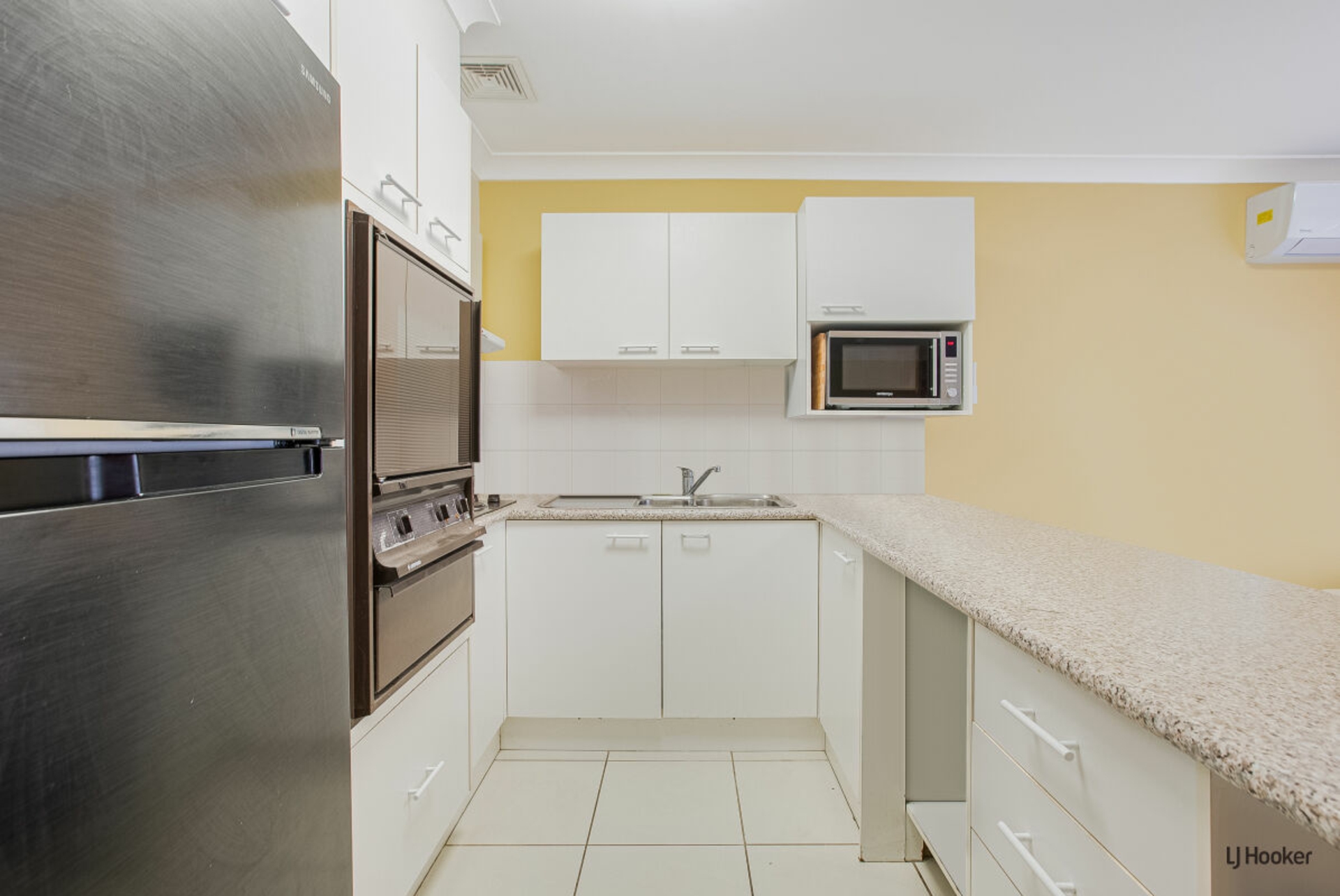 242/20 Binya Avenue — photo 4 of 11