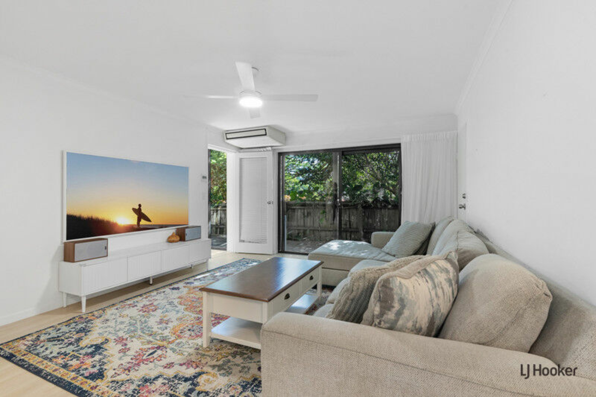 1/14 Warrawong Street — photo 4 of 14