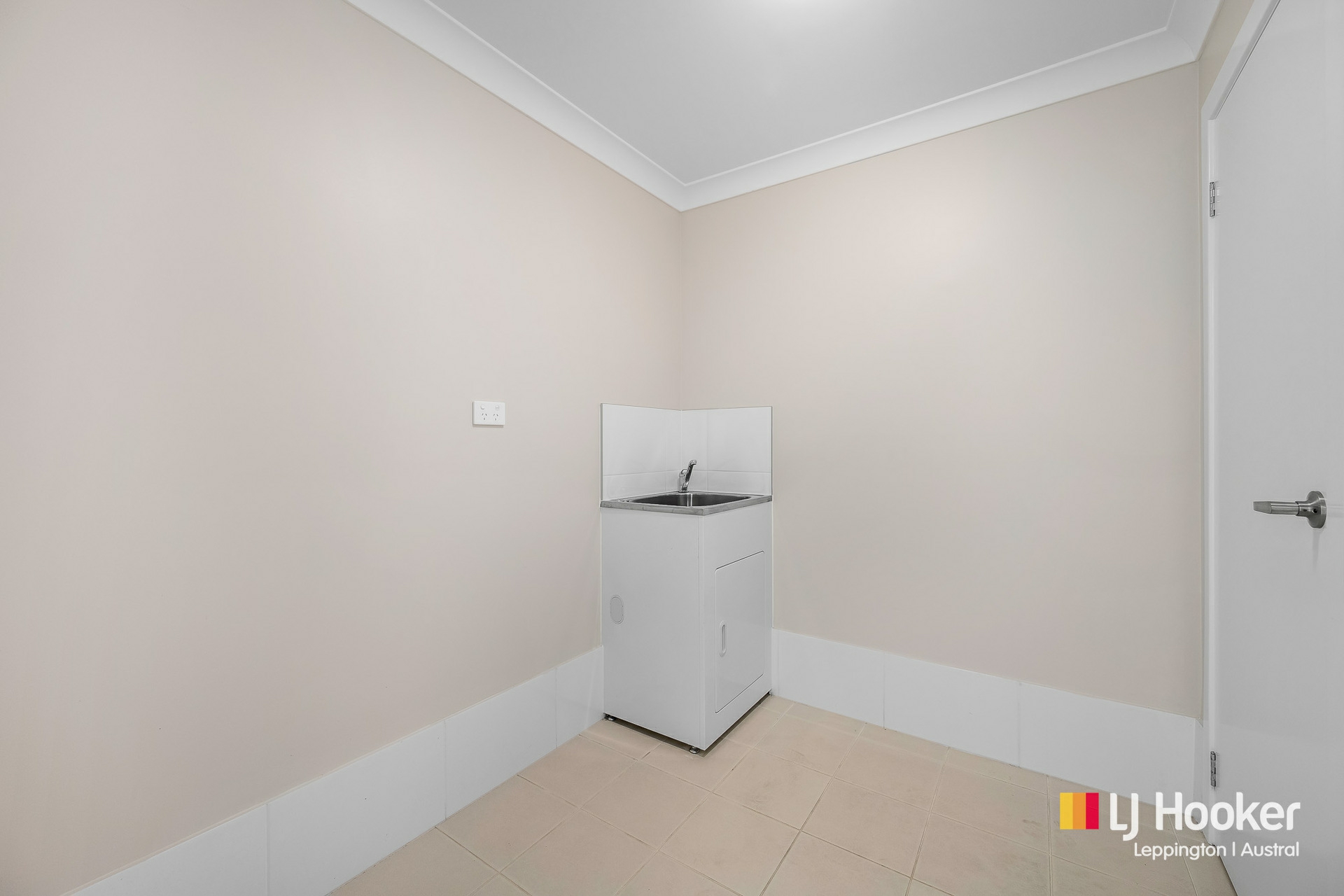 83 Ingleburn Gardens Drive — photo 9 of 13