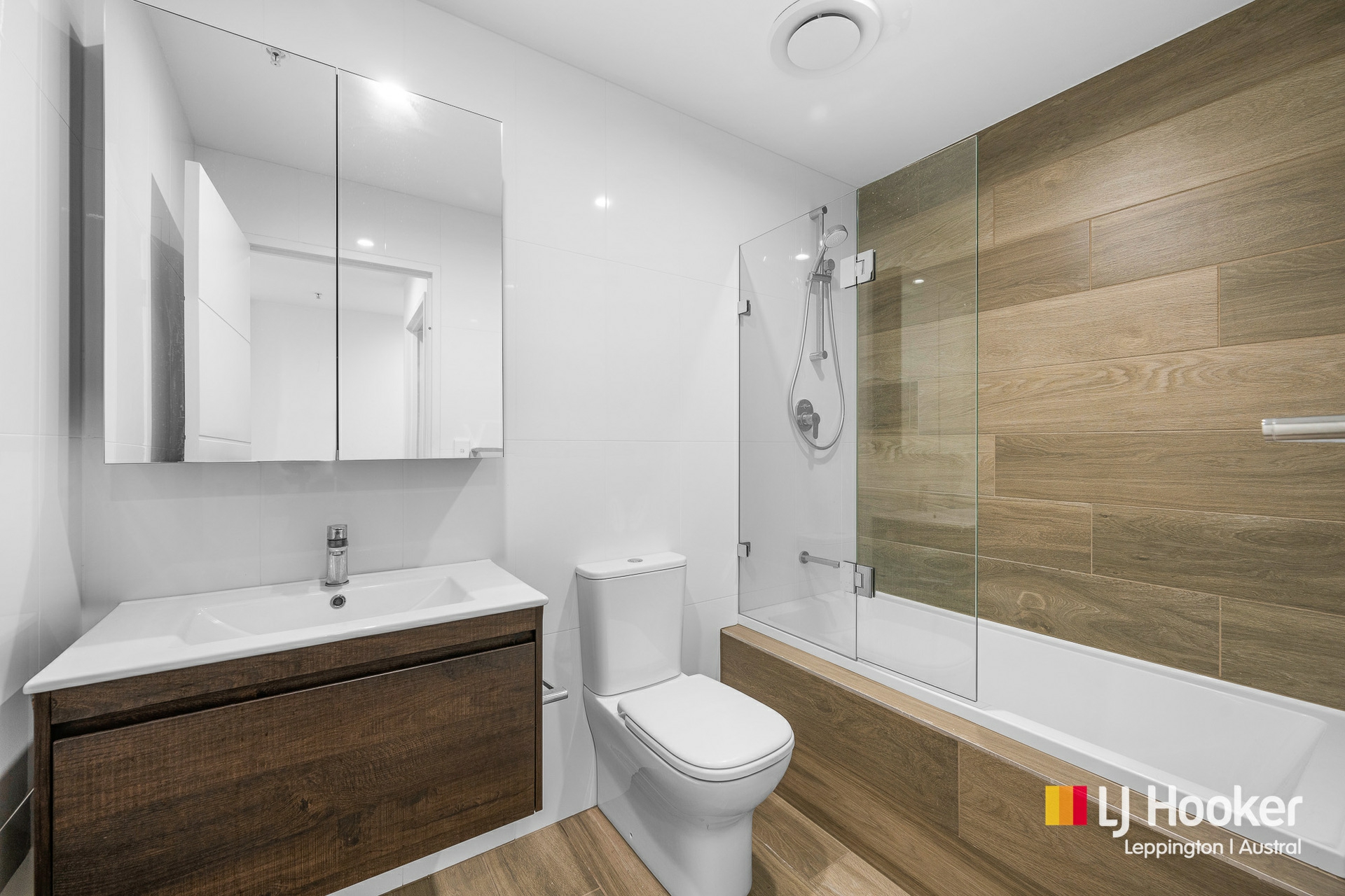 704/4 Hoxton Park Road — photo 8 of 11