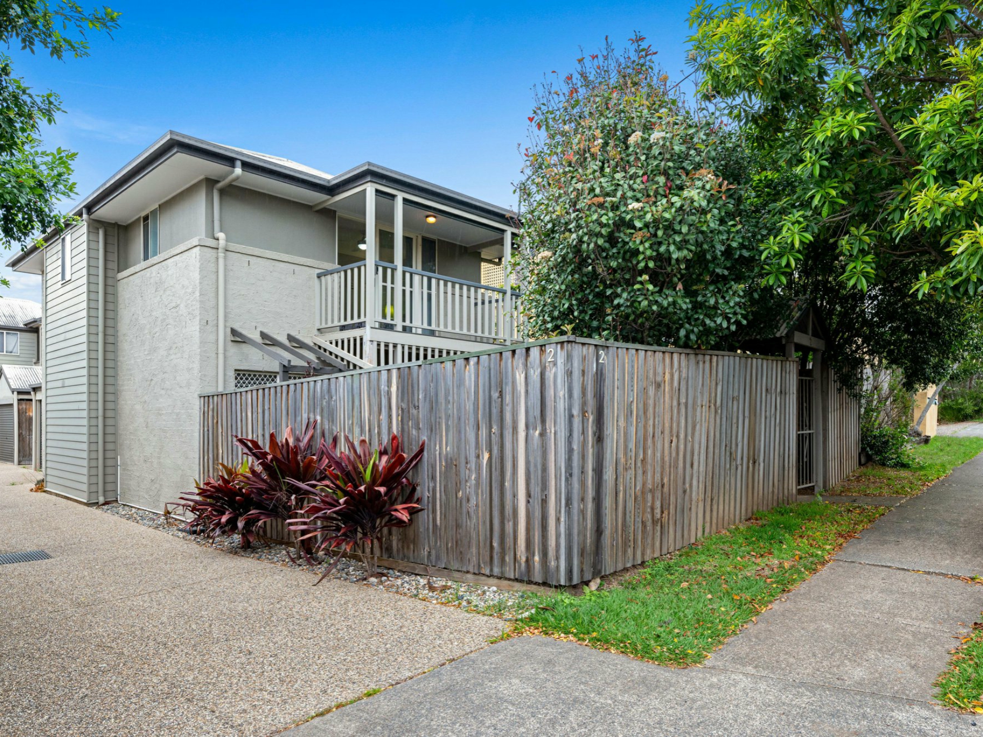 2/16 Cardross Street, YEERONGPILLY