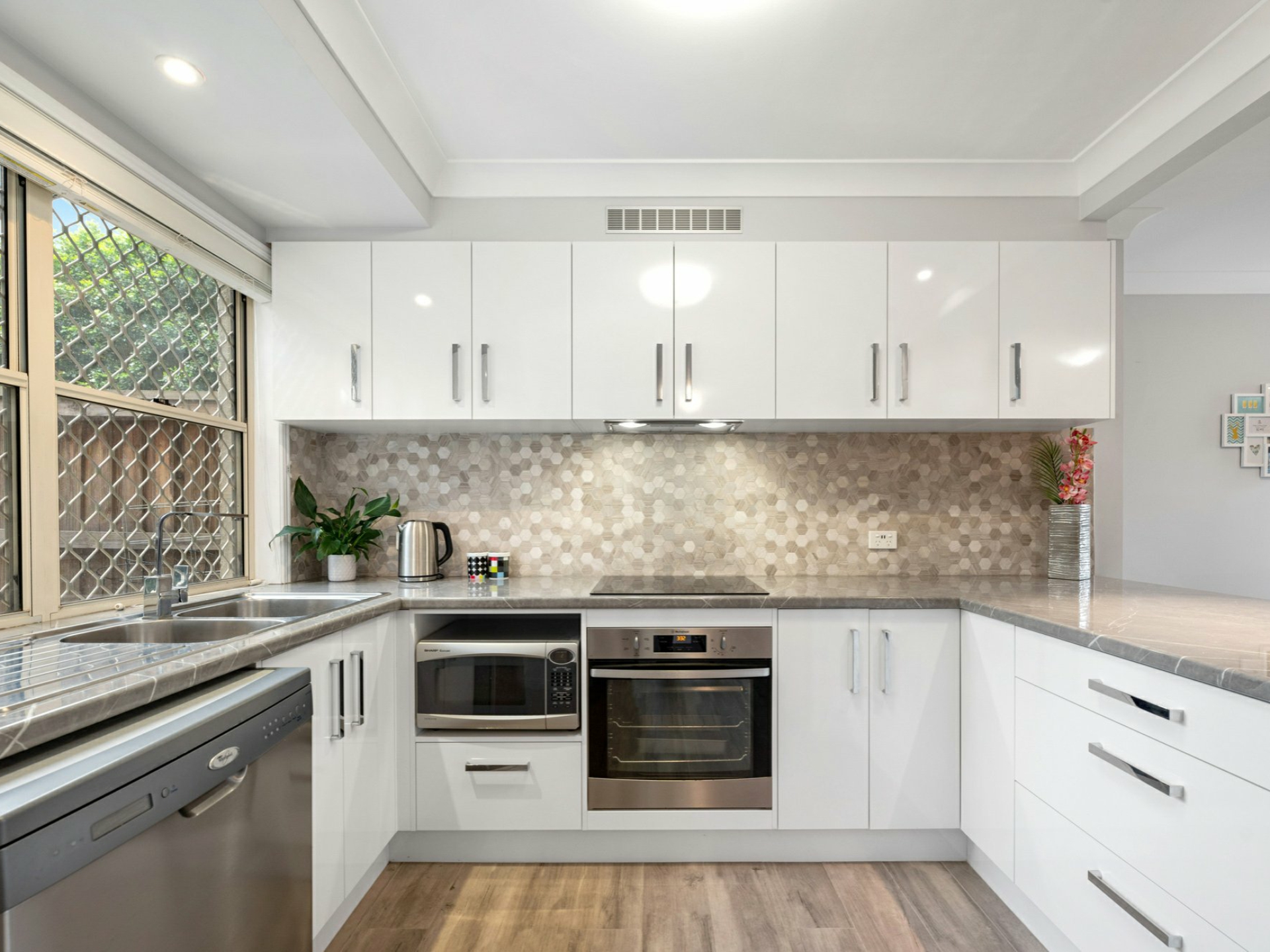2/16 Cardross Street, YEERONGPILLY