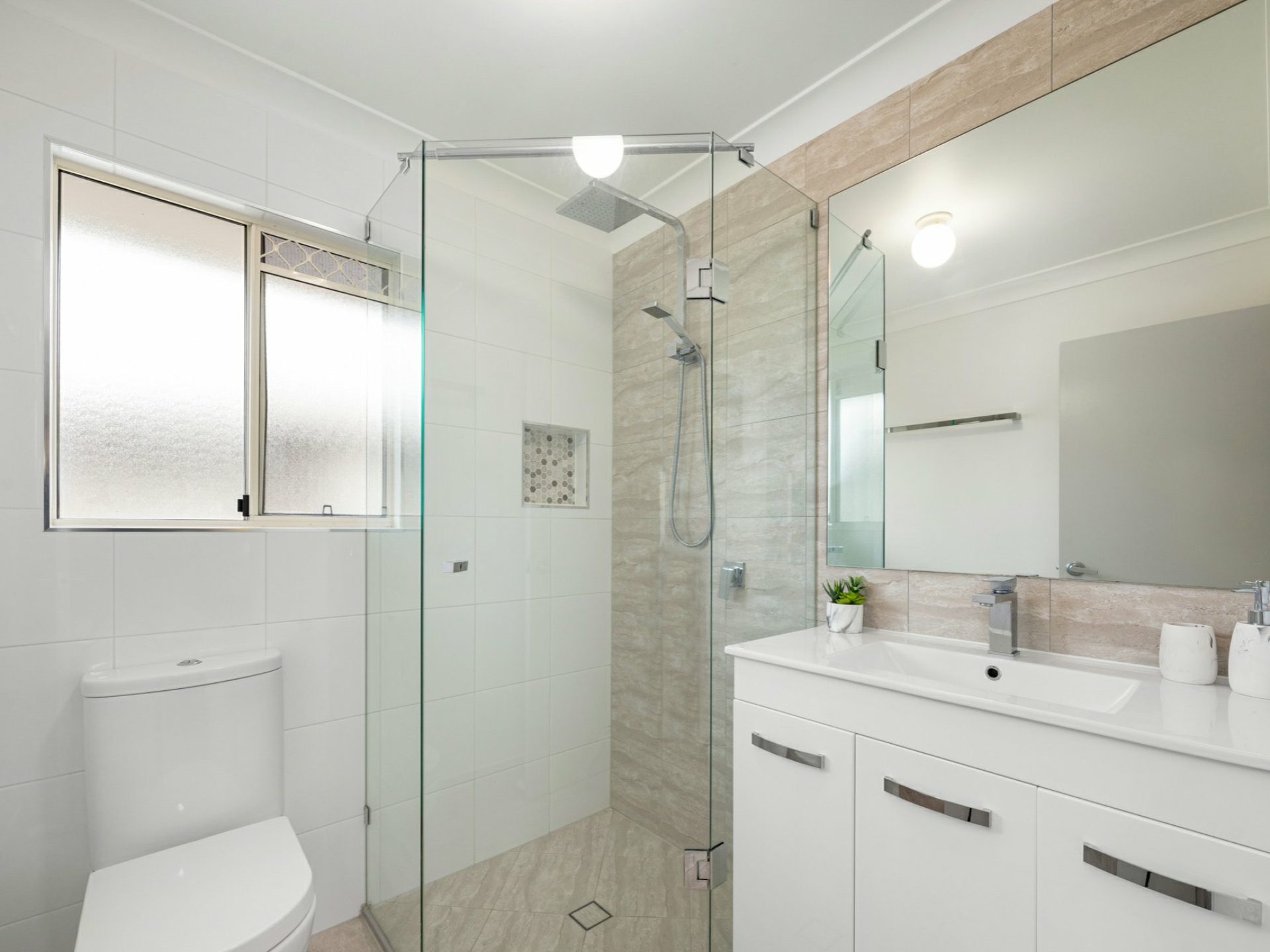 2/16 Cardross Street, YEERONGPILLY