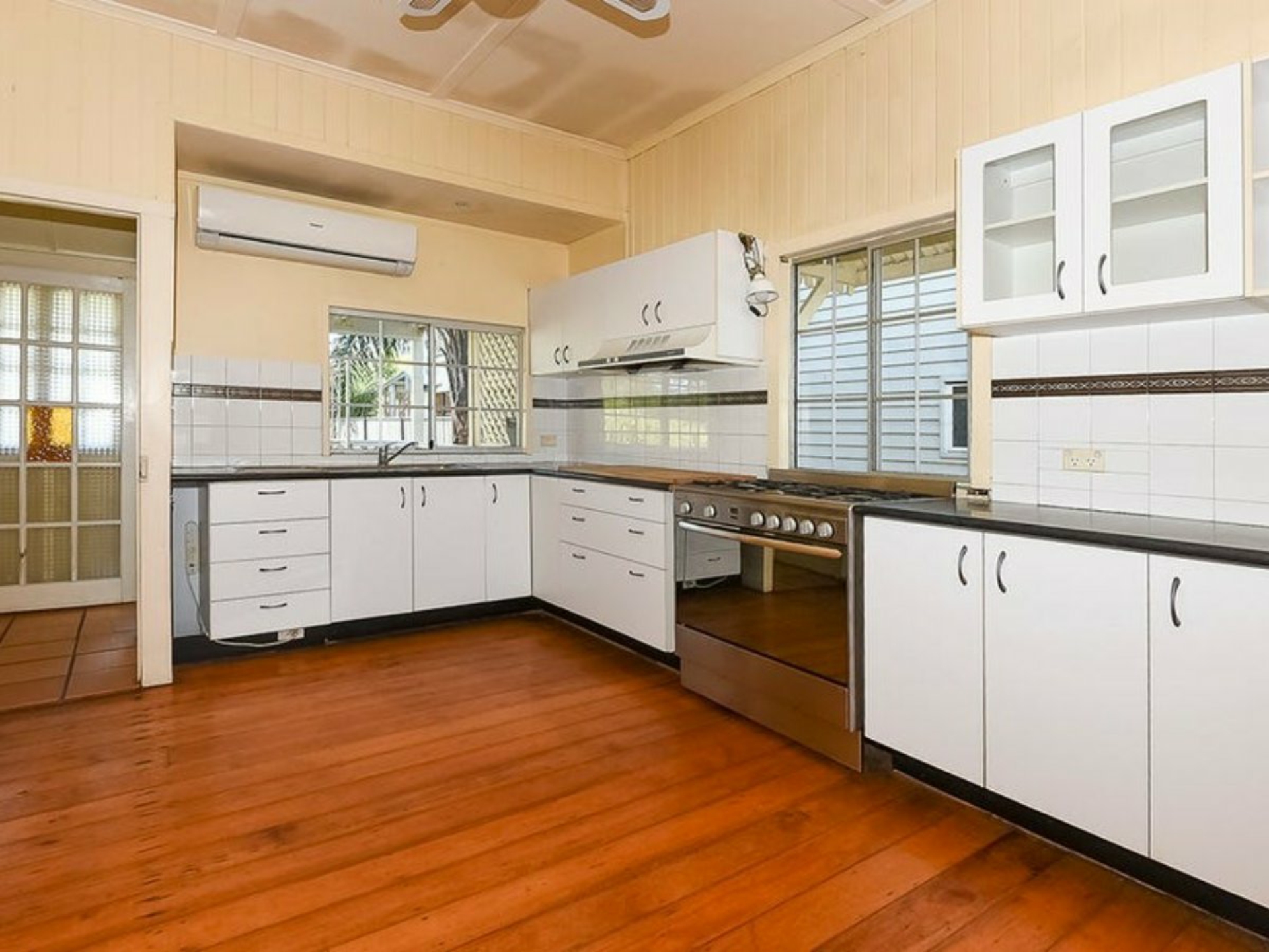 25 Faversham Street, WOOLLOONGABBA