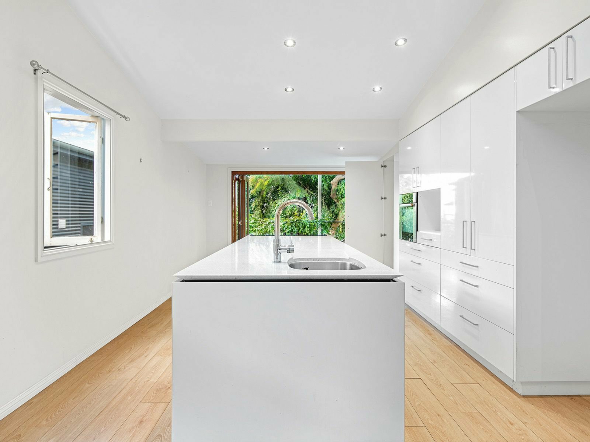 16 Flower Street, WOOLLOONGABBA