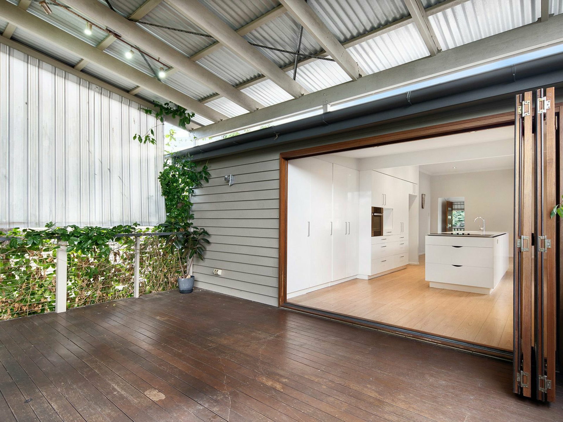 16 Flower Street, WOOLLOONGABBA