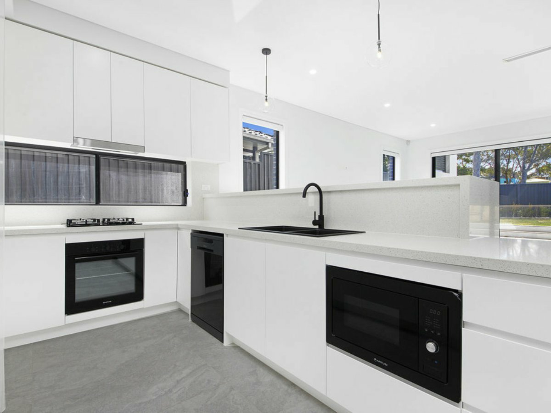 8A Collins Crescent, YAGOONA