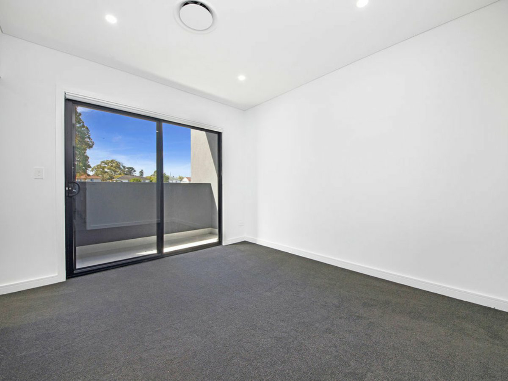 8A Collins Crescent, YAGOONA