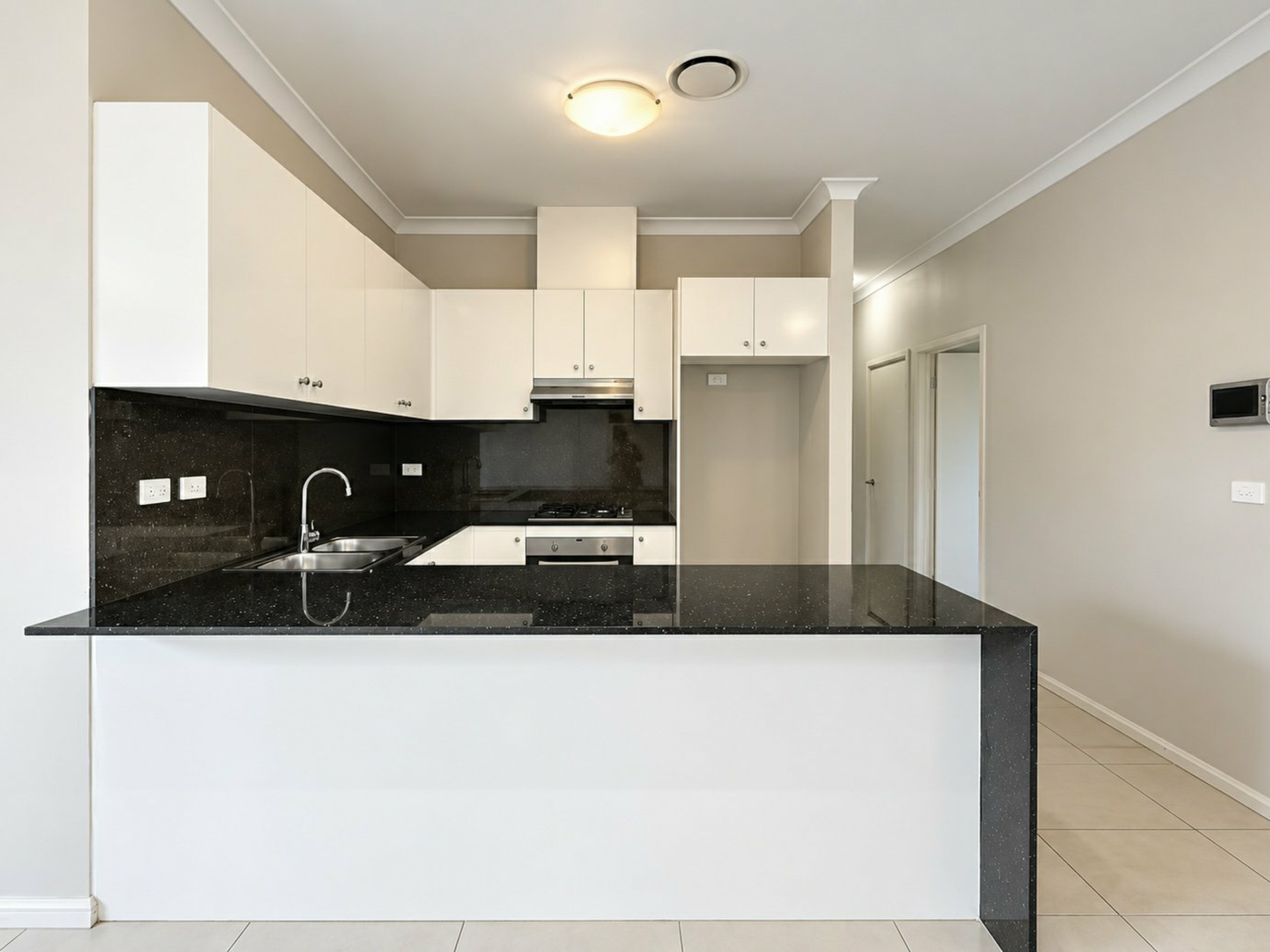 2/53 Scott Street — photo 3 of 8