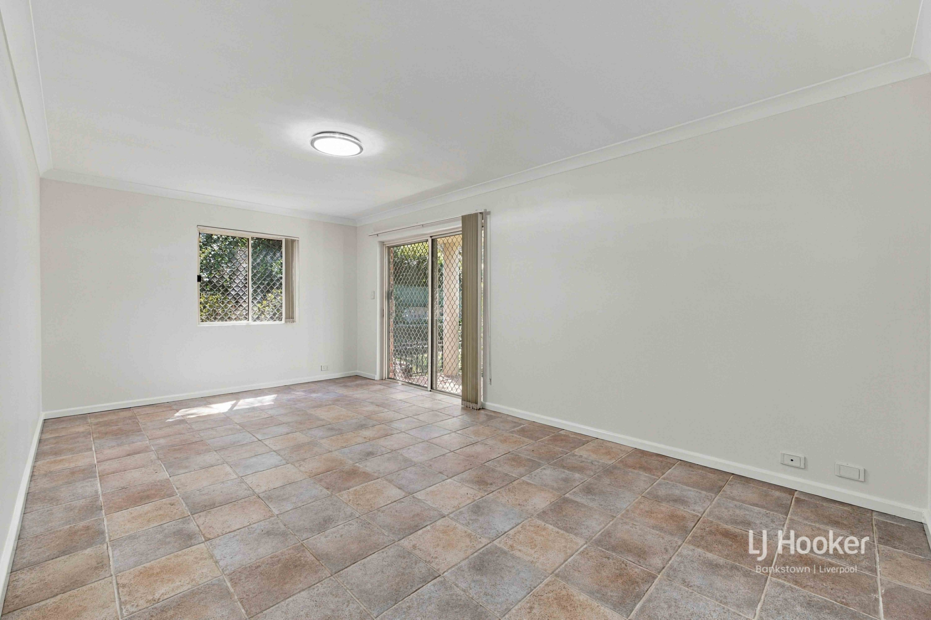 1/142 Meredith Street — photo 5 of 11