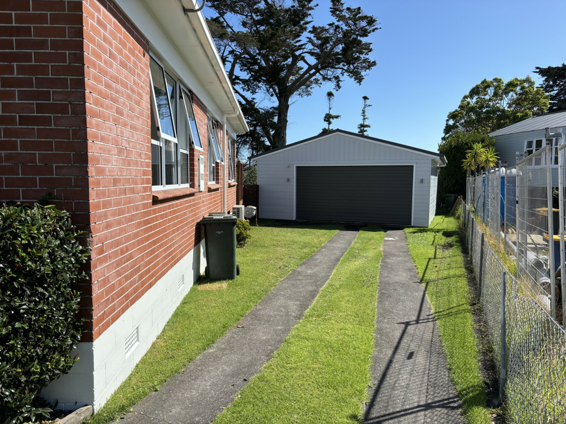 22 Clinton Avenue, TE ATATU PENINSULA