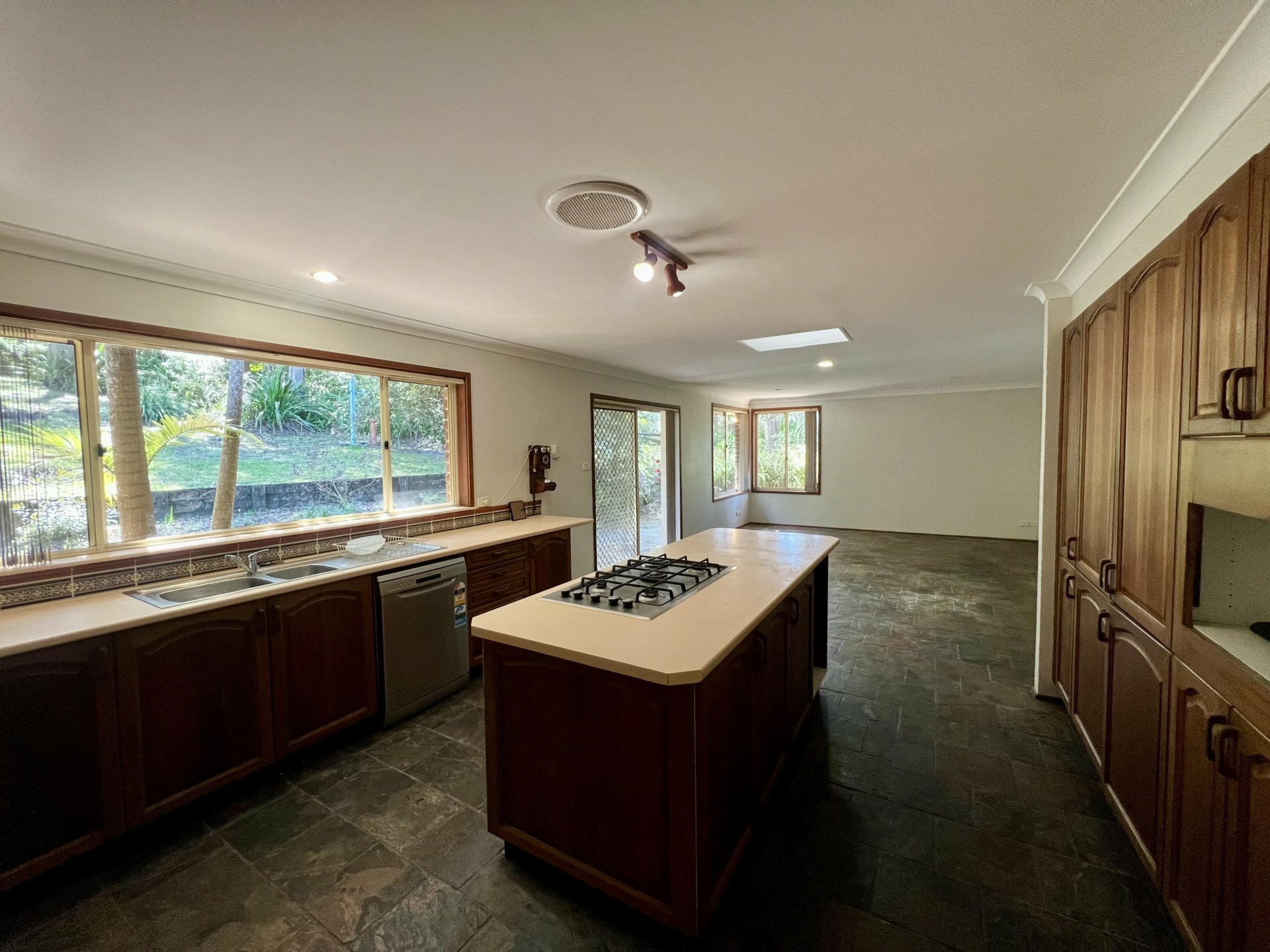 12 Ensign Close — photo 3 of 14