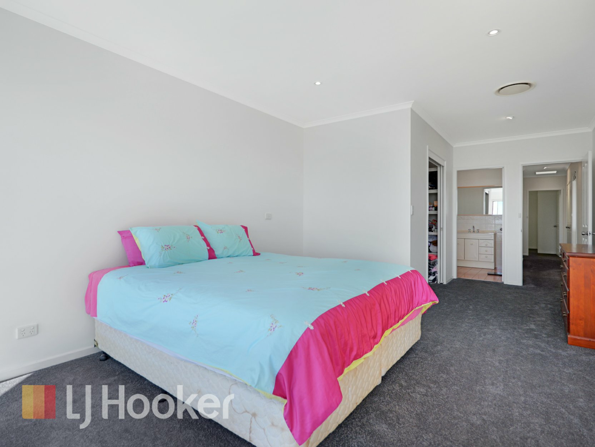54 The Peninsula, CORLETTE