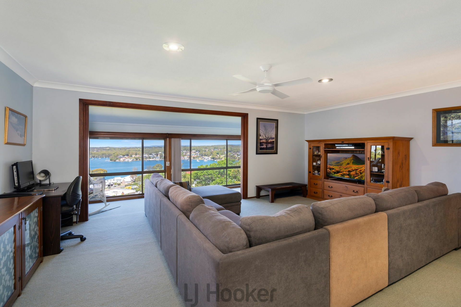 40 Sunlight Parade, FISHING POINT