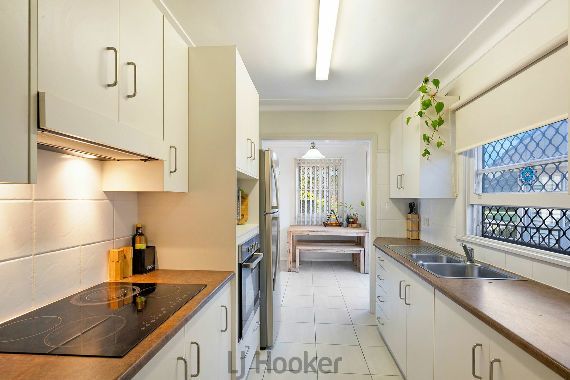 2 Alexander Street, MOUNT HUTTON