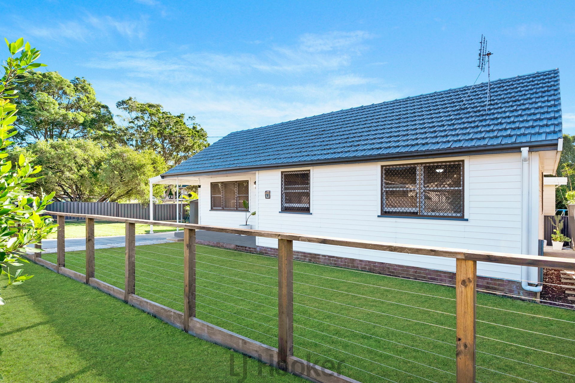 2 Alexander Street, MOUNT HUTTON