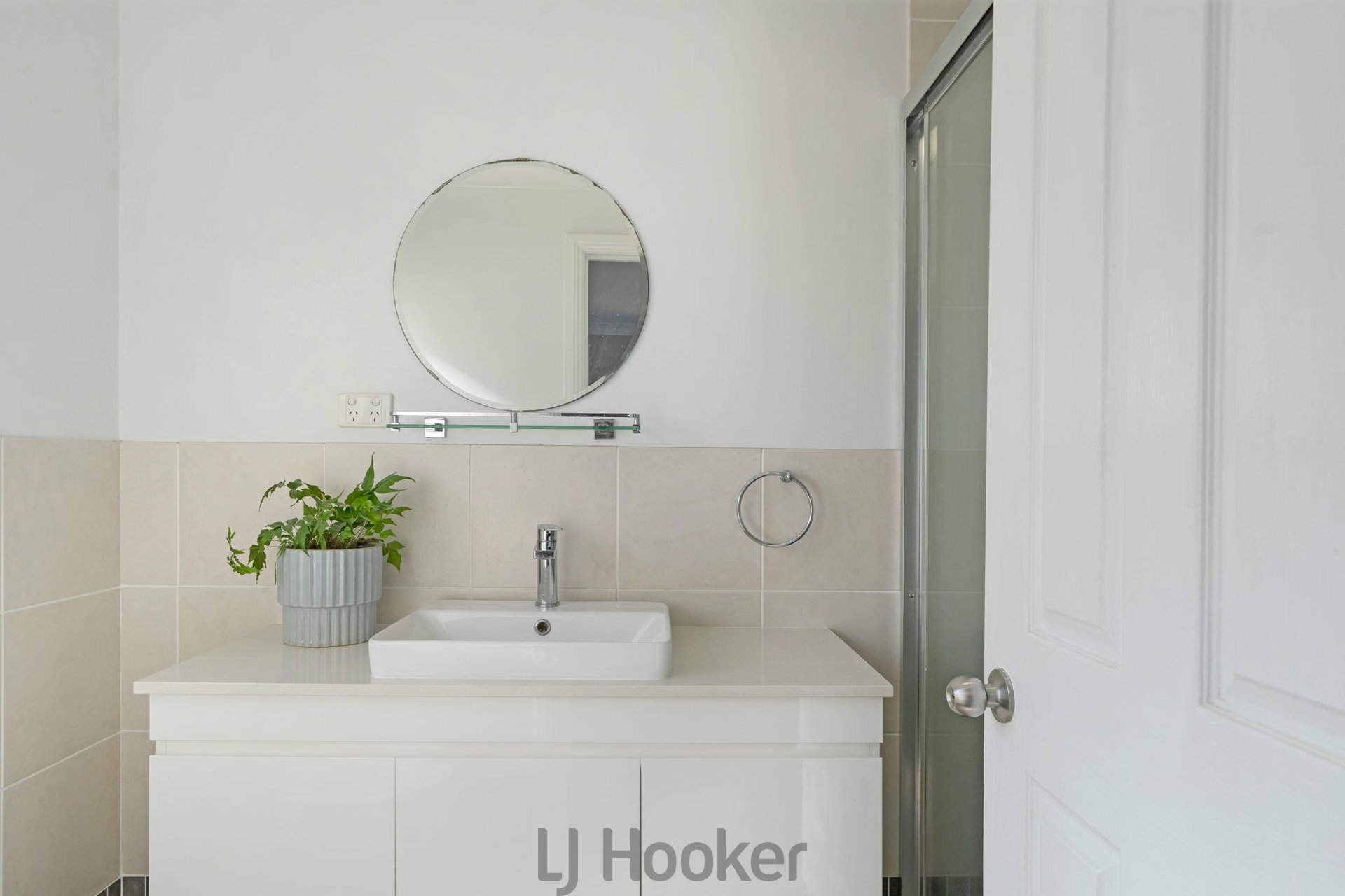 72 Alkrington Avenue — photo 11 of 27