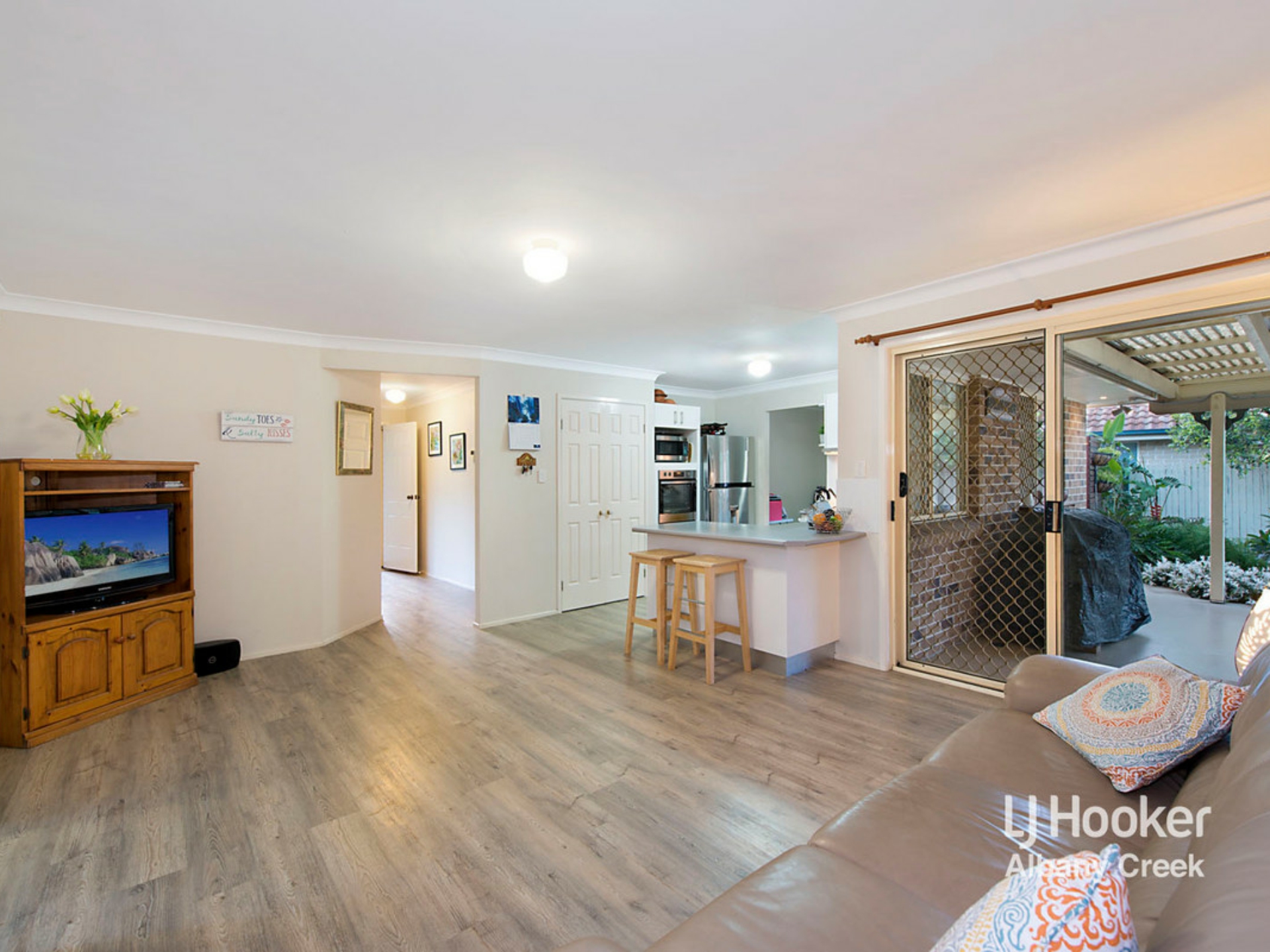2 Sassafras Court, WARNER