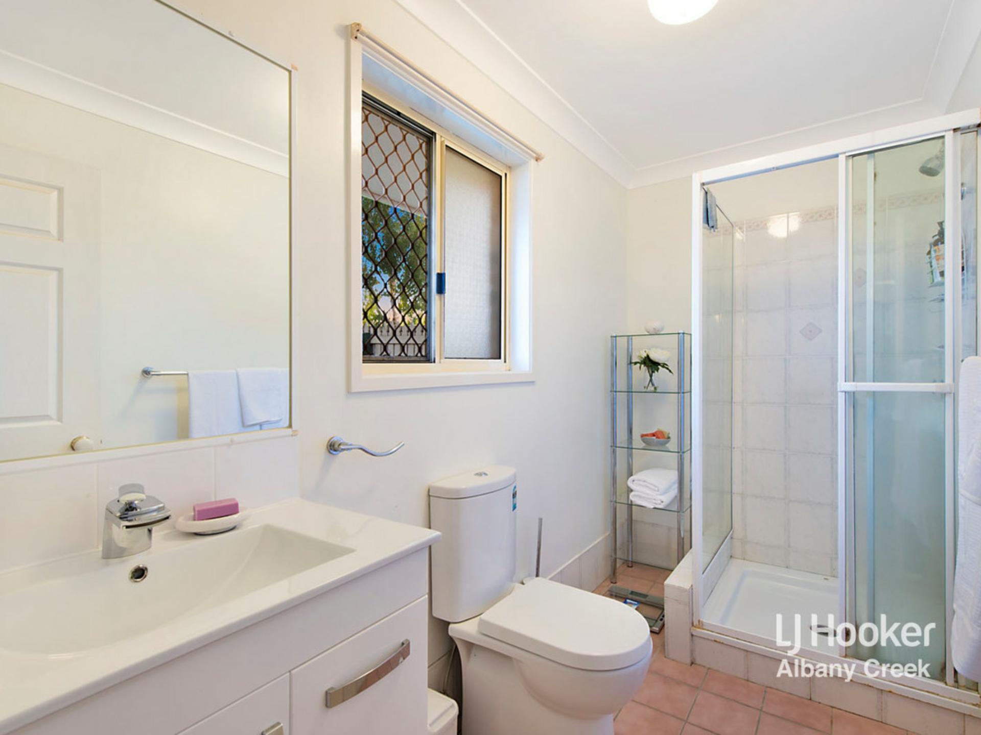 2 Sassafras Court, WARNER