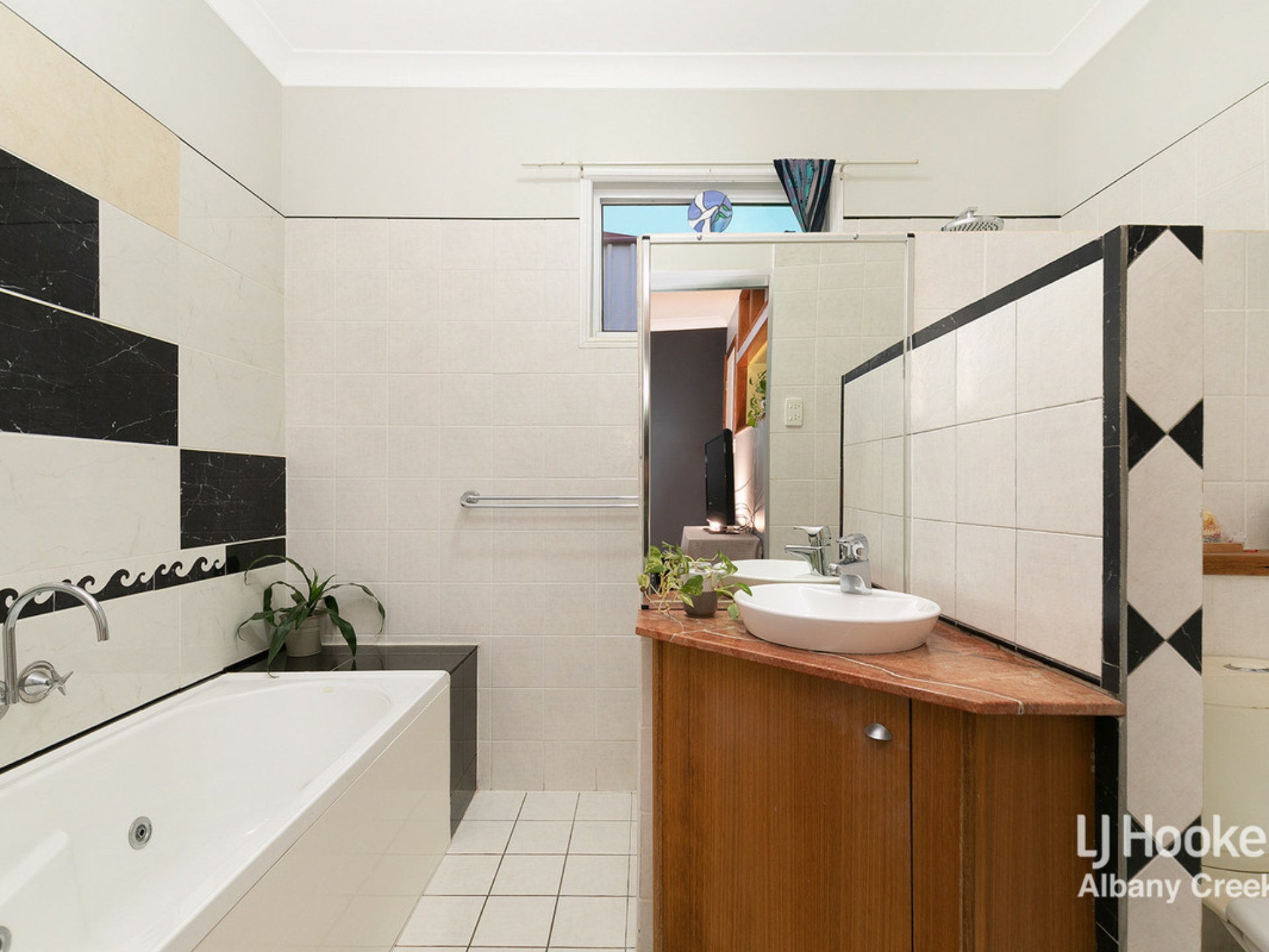 10 Mascotte Court, EATONS HILL