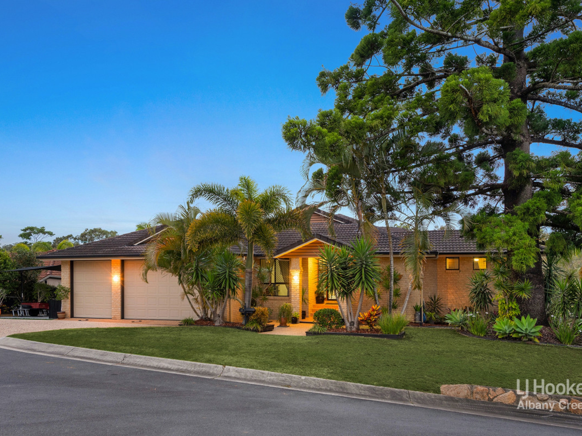 15 Hoop Pine Place, BRIDGEMAN DOWNS