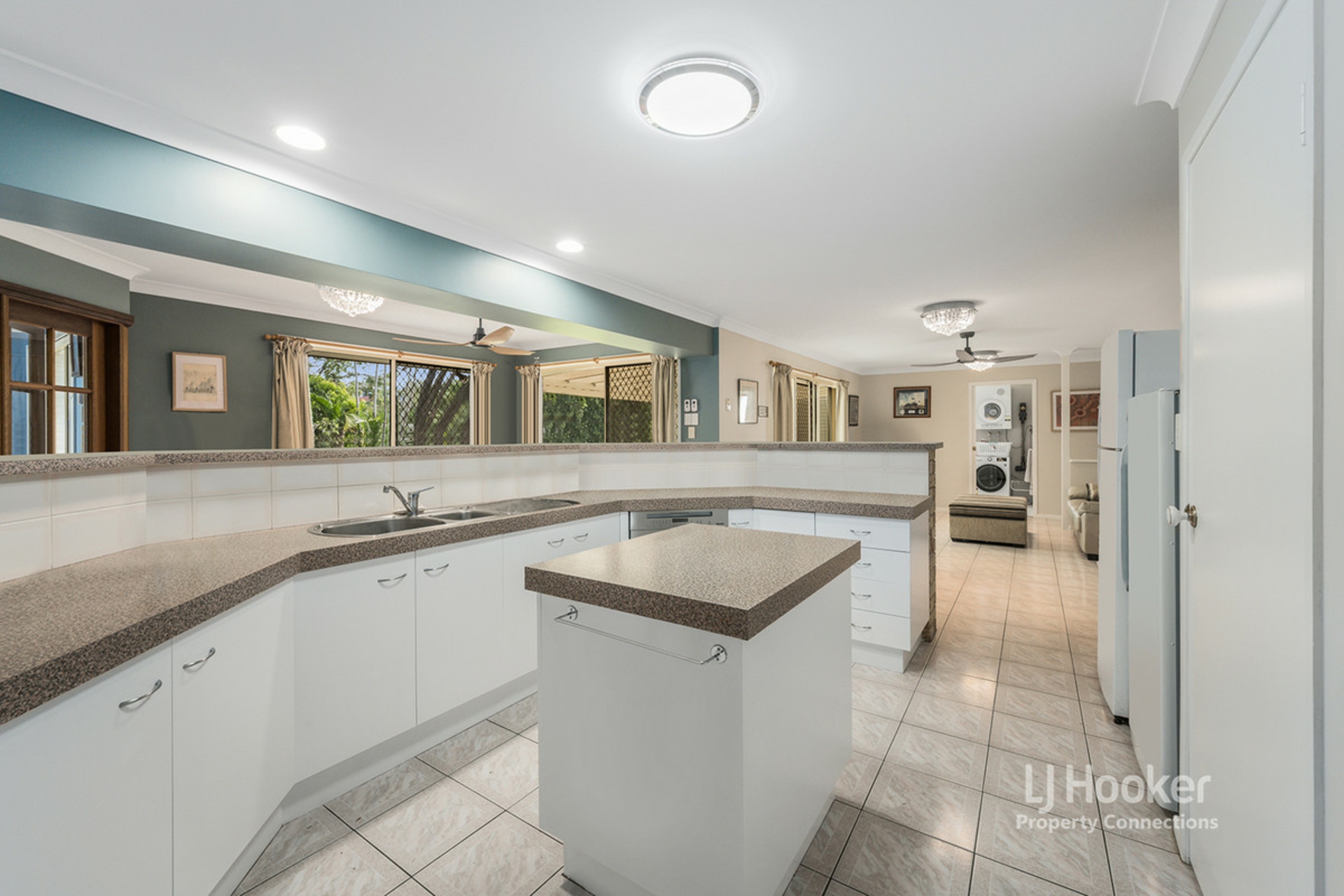 6 Pine Bark Court, ALBANY CREEK