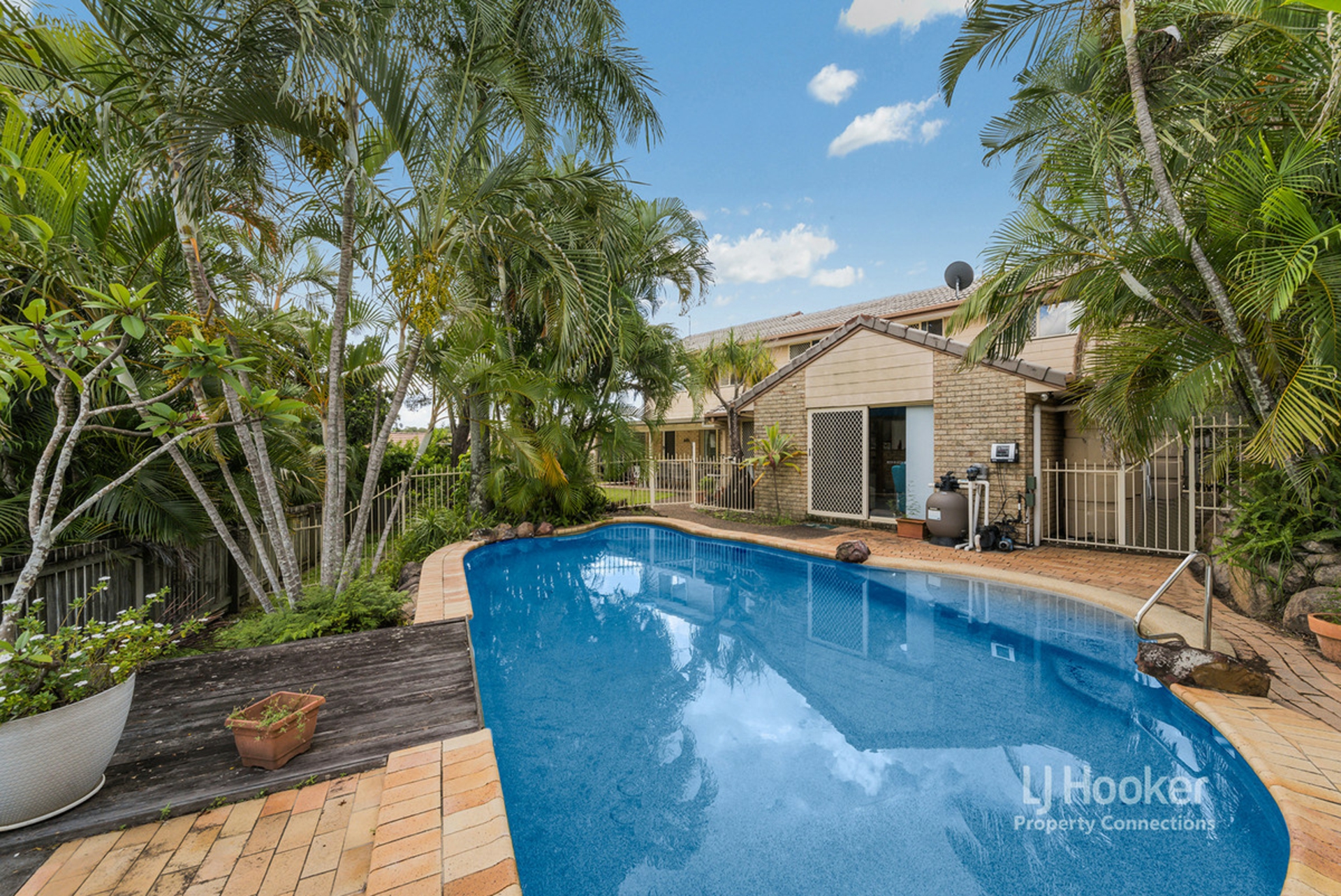 6 Pine Bark Court, ALBANY CREEK