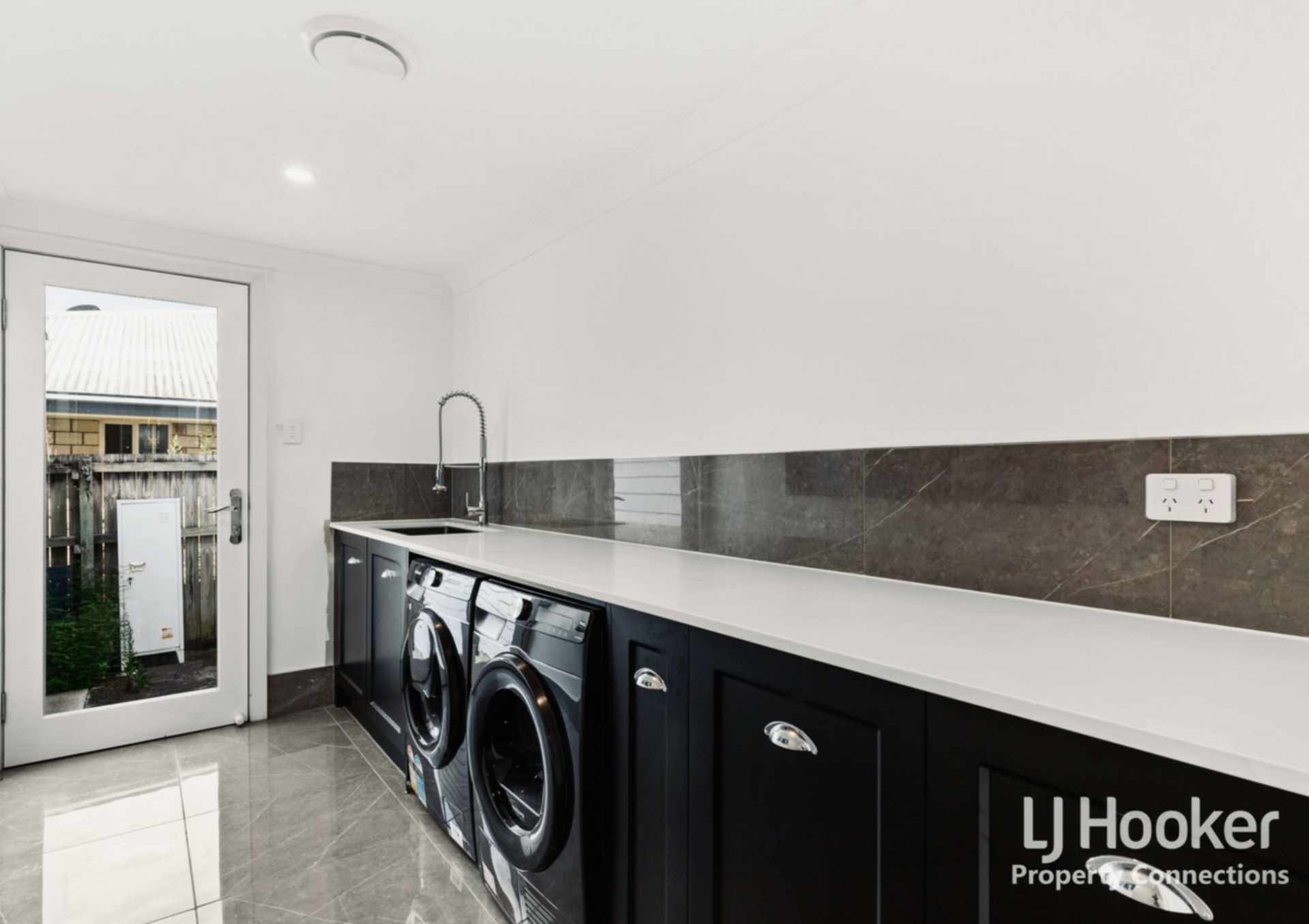 10 Hazelnut Close, WARNER