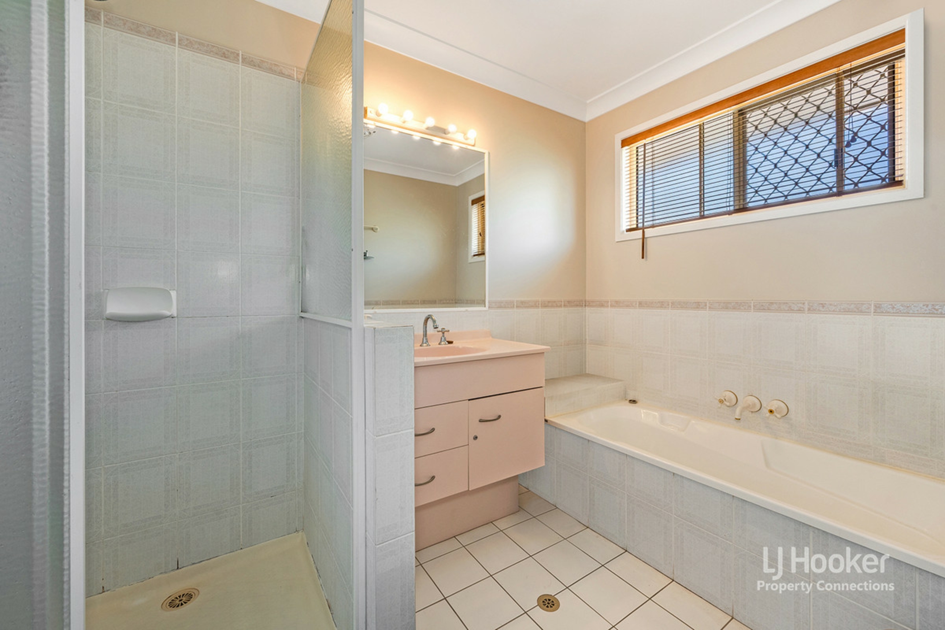 6 Pine Bark Court, ALBANY CREEK