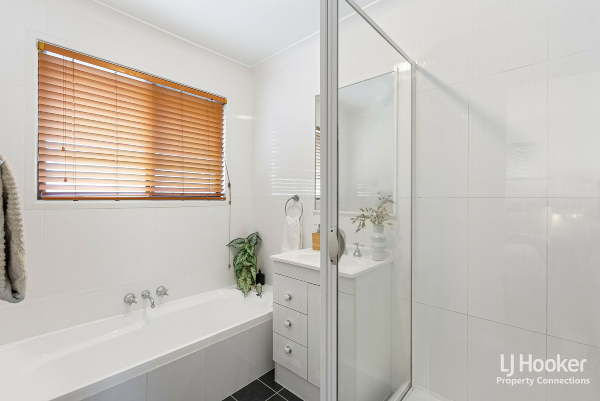 1 Folkstone Avenue, ALBANY CREEK