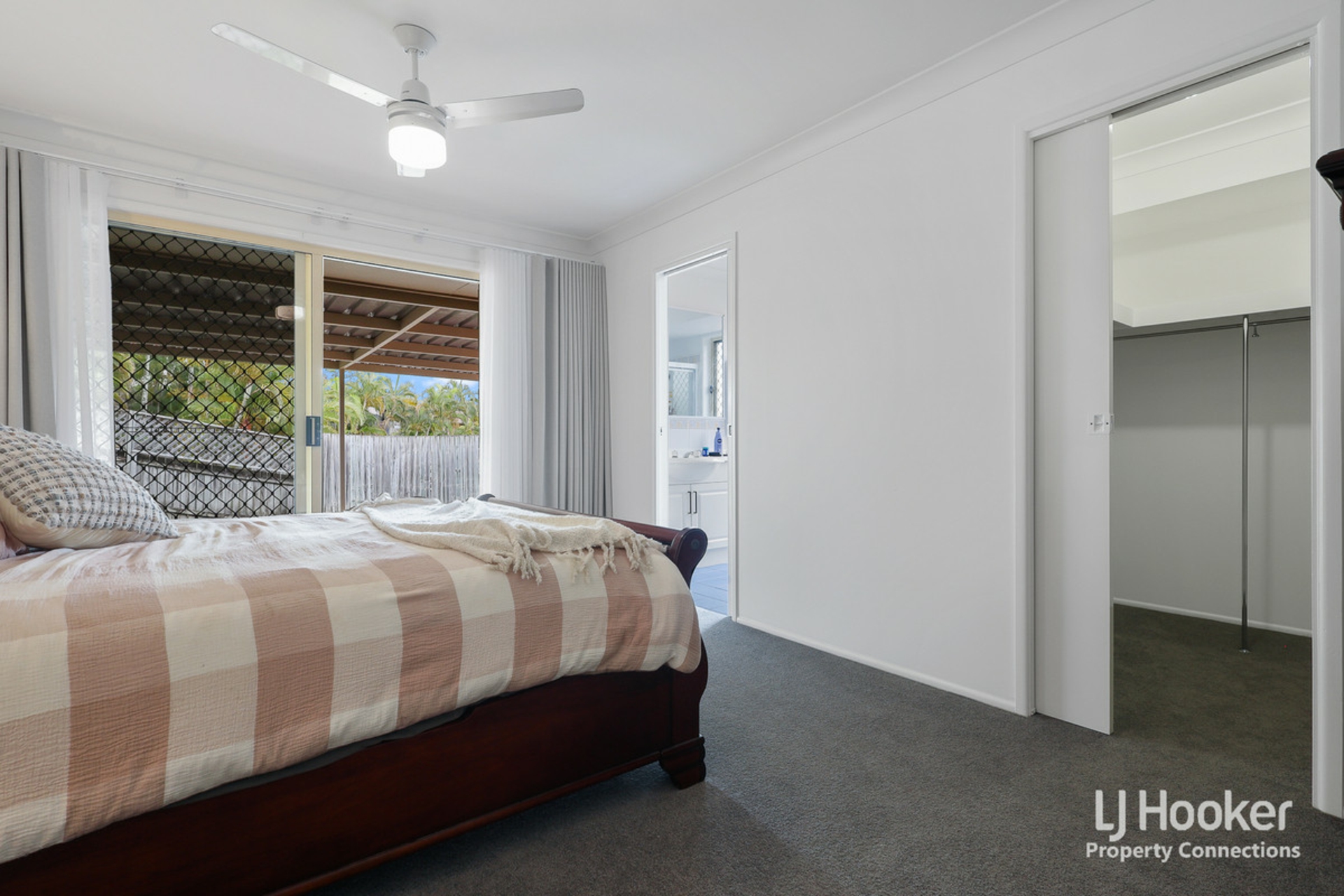 8 Handel Court, EATONS HILL