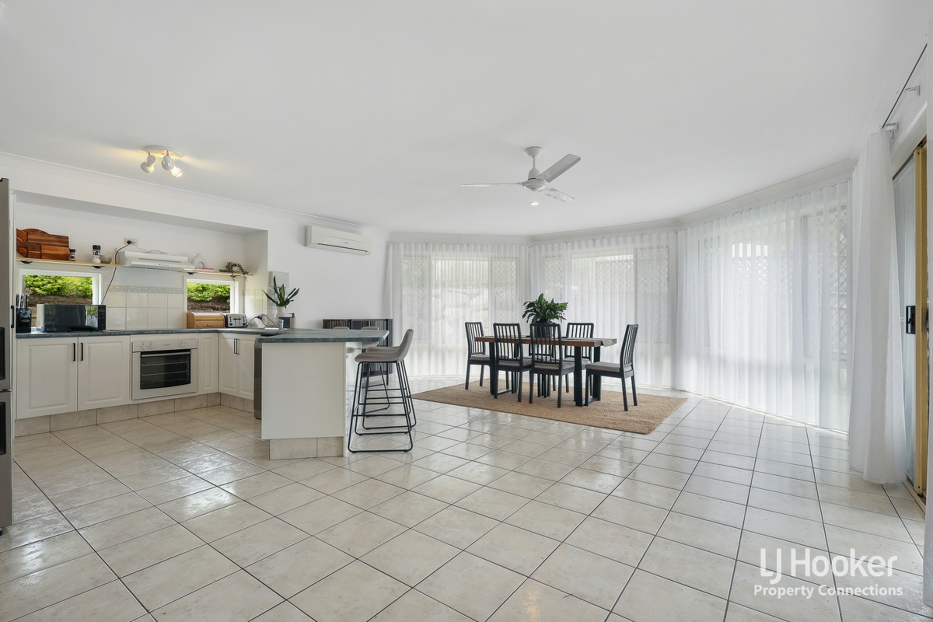 8 Handel Court, EATONS HILL