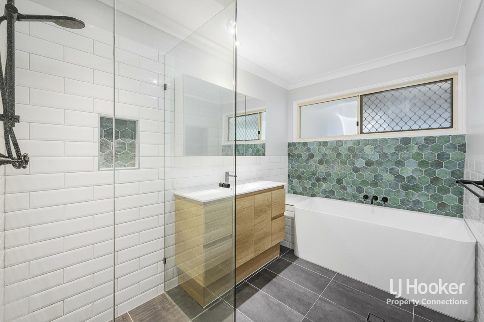 9 Phoenix Court, EATONS HILL