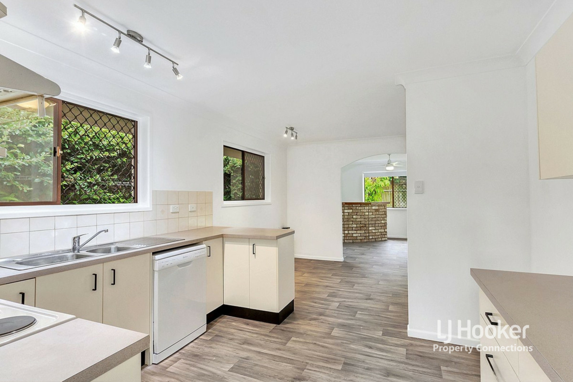 11 Stephanie Street — photo 4 of 10