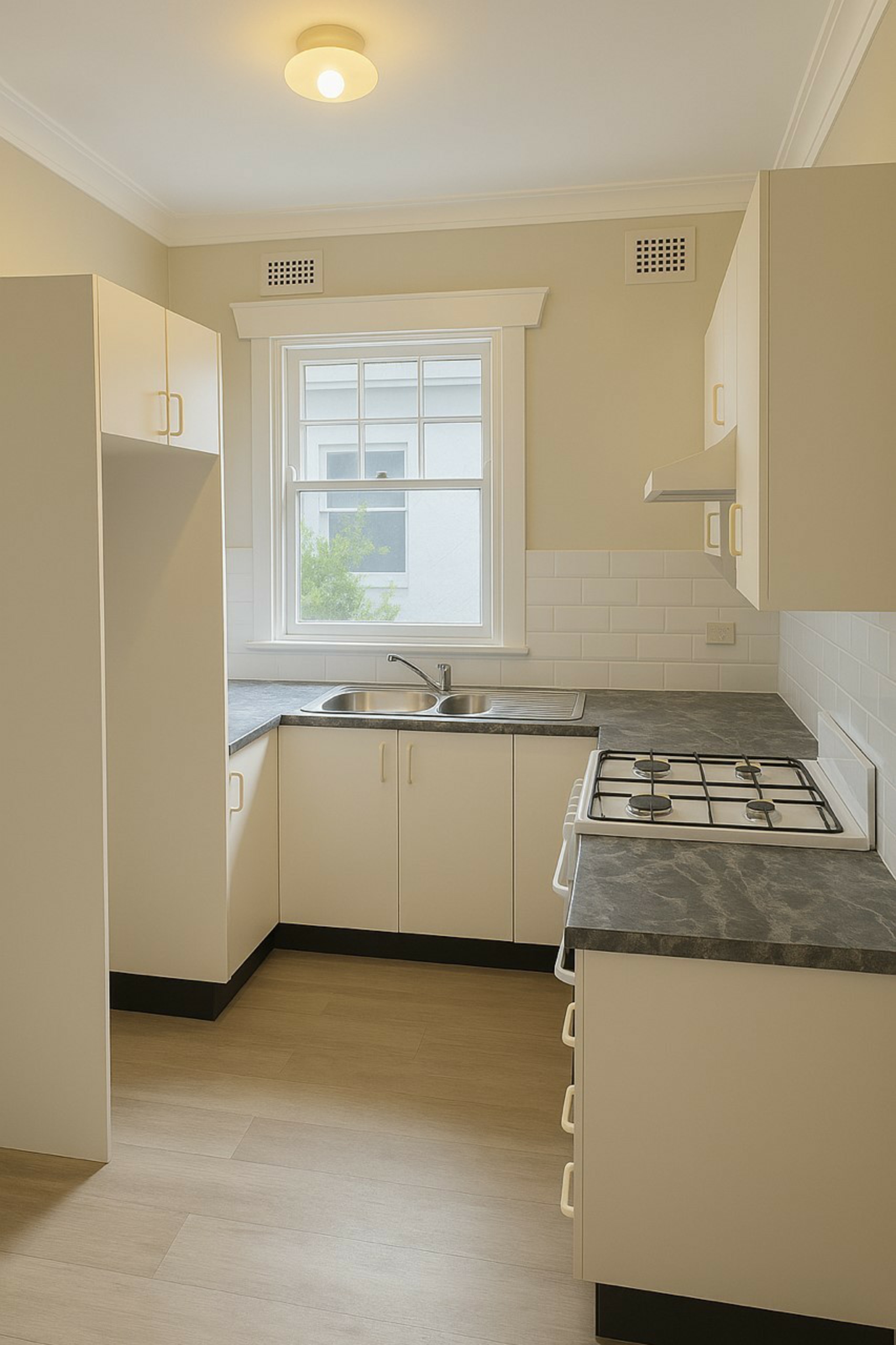 2/15 Eurobin Avenue, MANLY