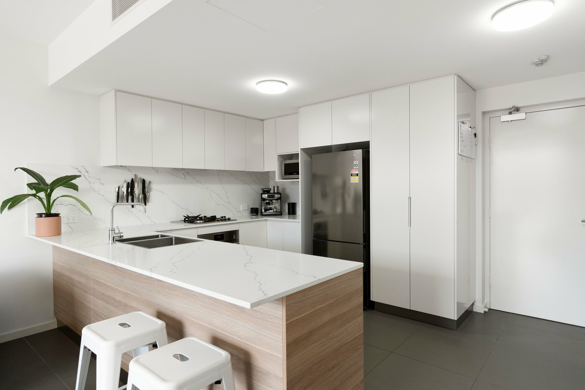 6/323-325 Sydney Road — photo 3 of 10