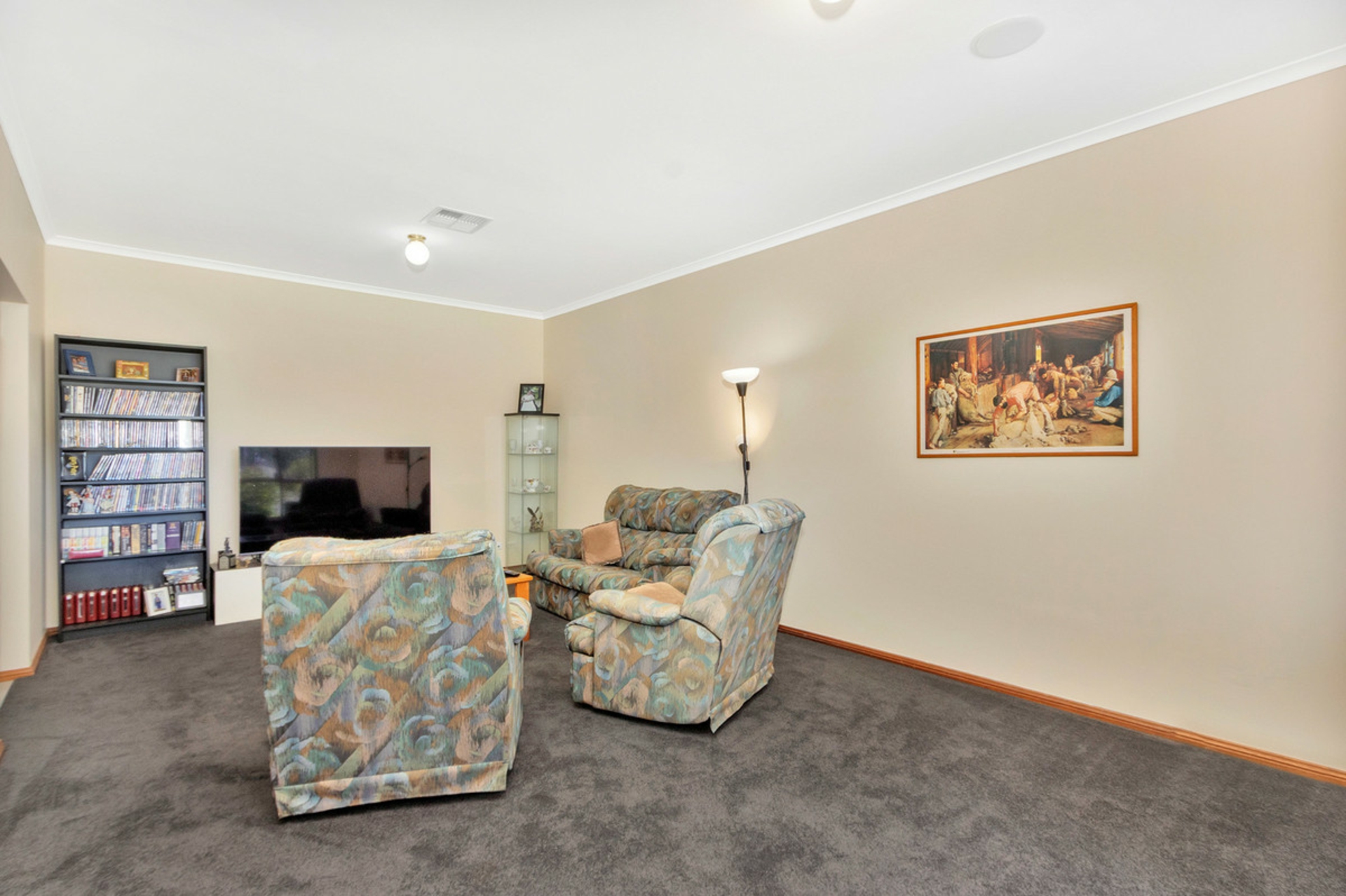 14 Semmens Crescent — photo 3 of 18