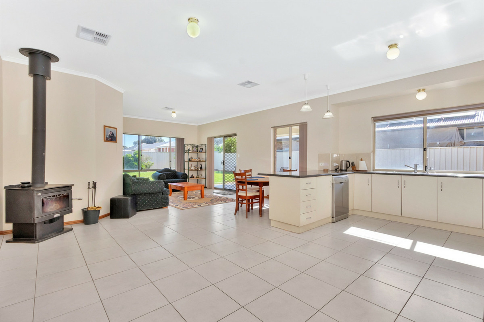 14 Semmens Crescent — photo 7 of 18