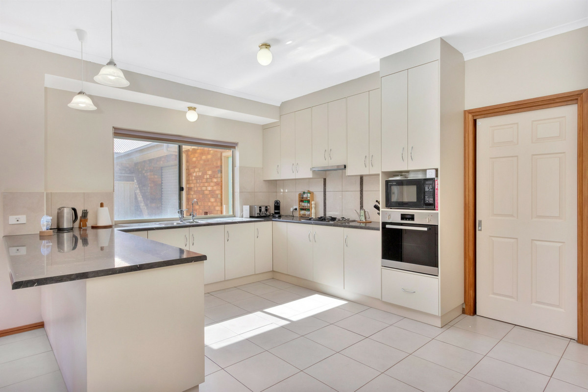 14 Semmens Crescent — photo 8 of 18