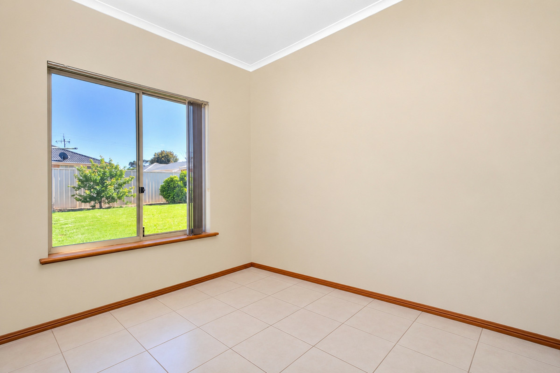 14 Semmens Crescent — photo 13 of 18