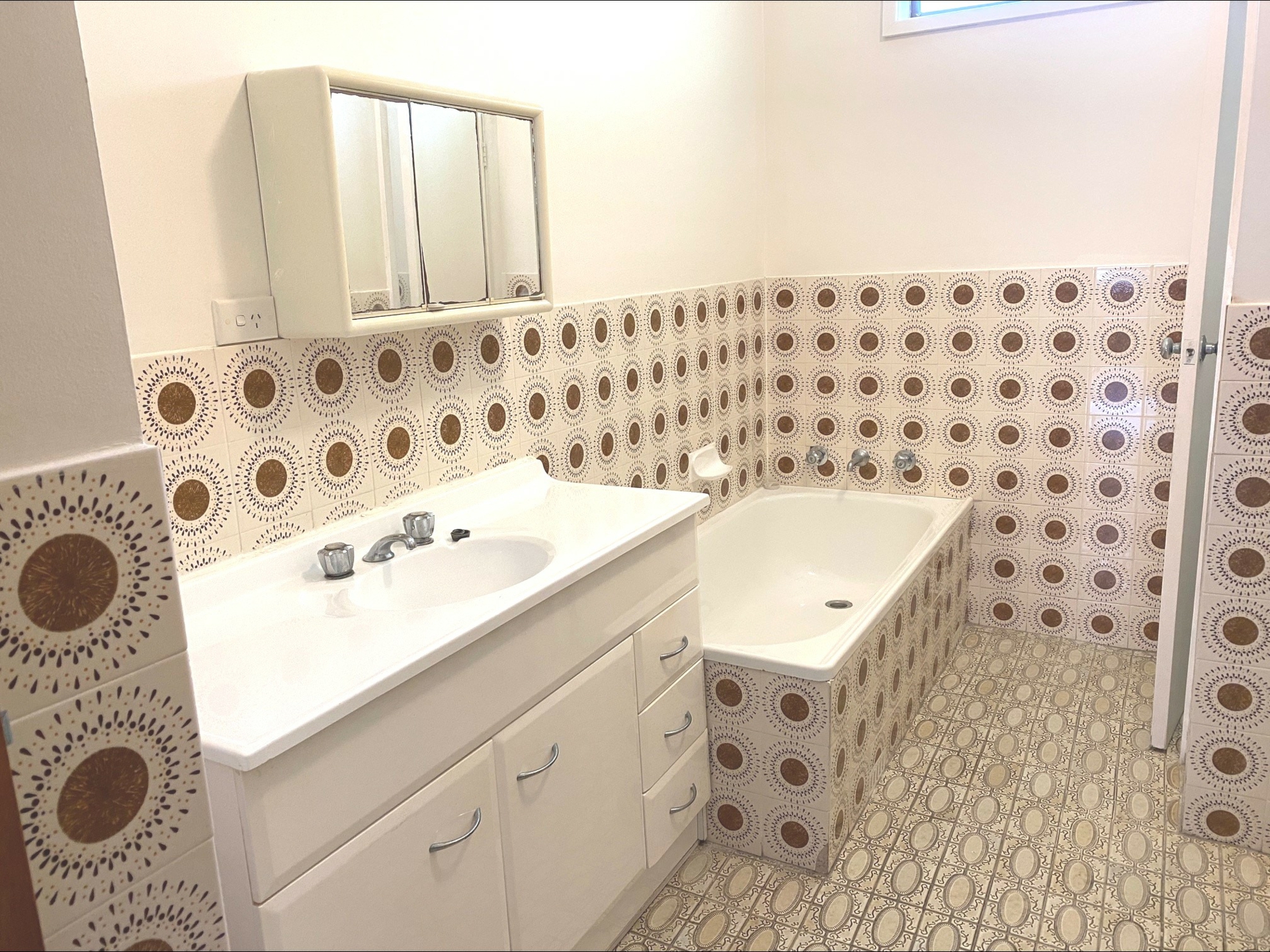1/115 Koona Street — photo 2 of 6