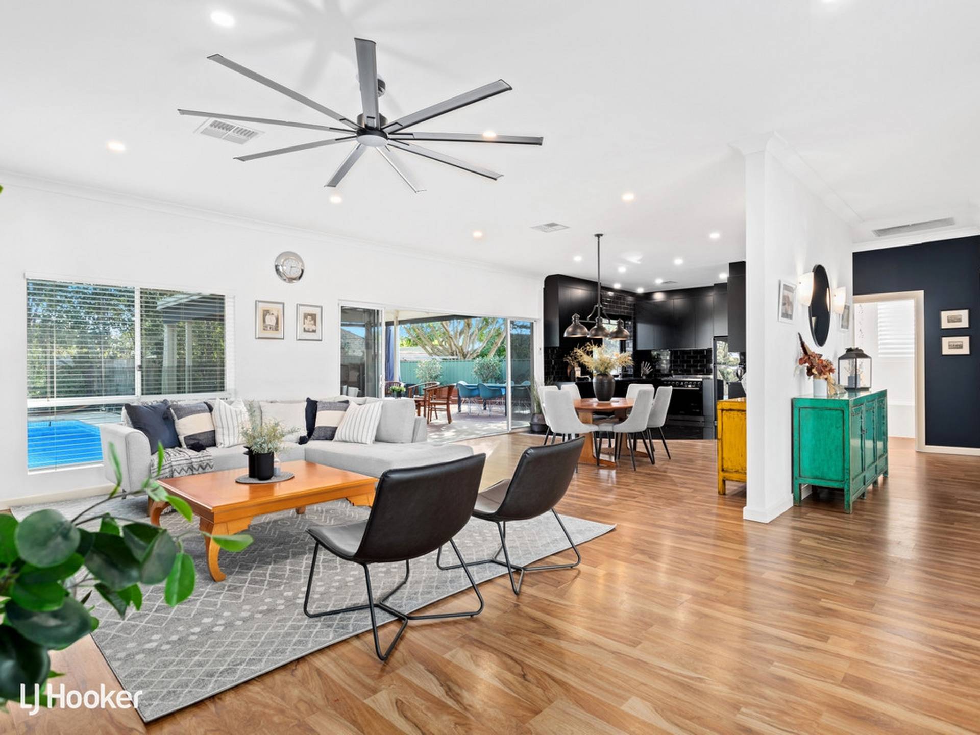 4 Ways Road, MANNINGHAM
