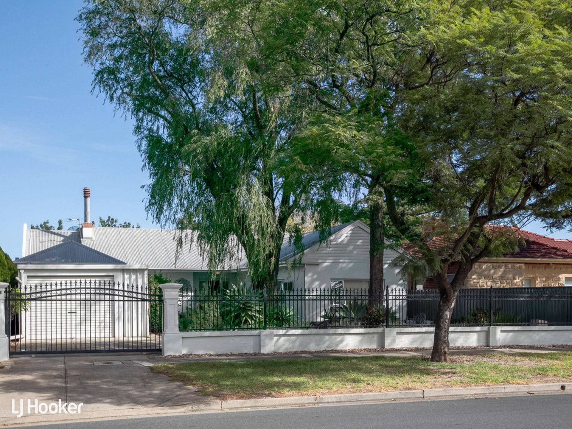 4 Ways Road, MANNINGHAM