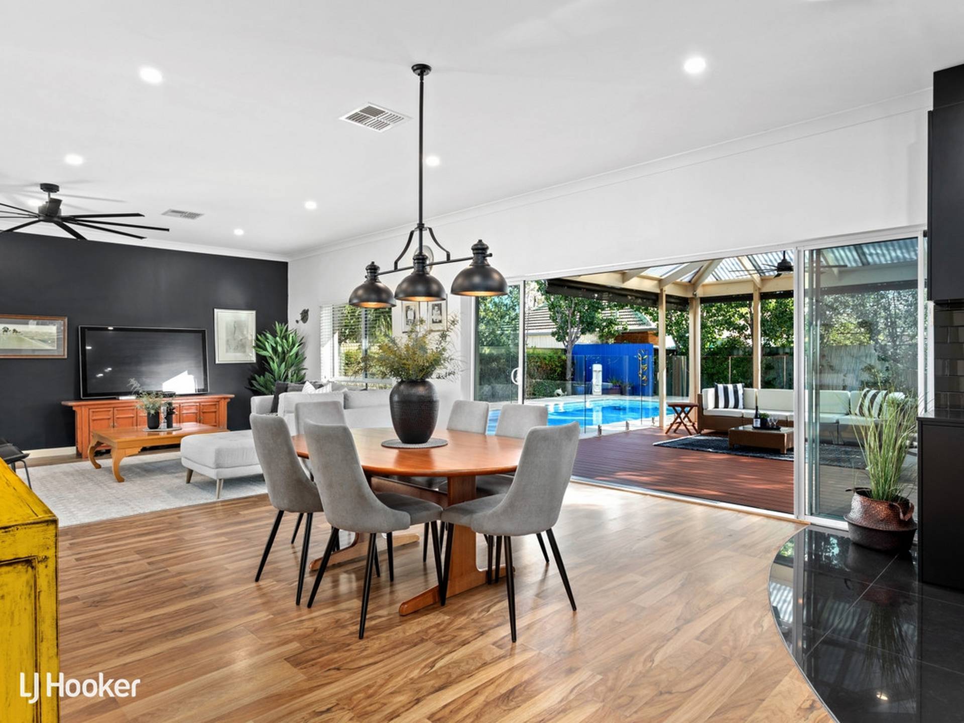 4 Ways Road, MANNINGHAM