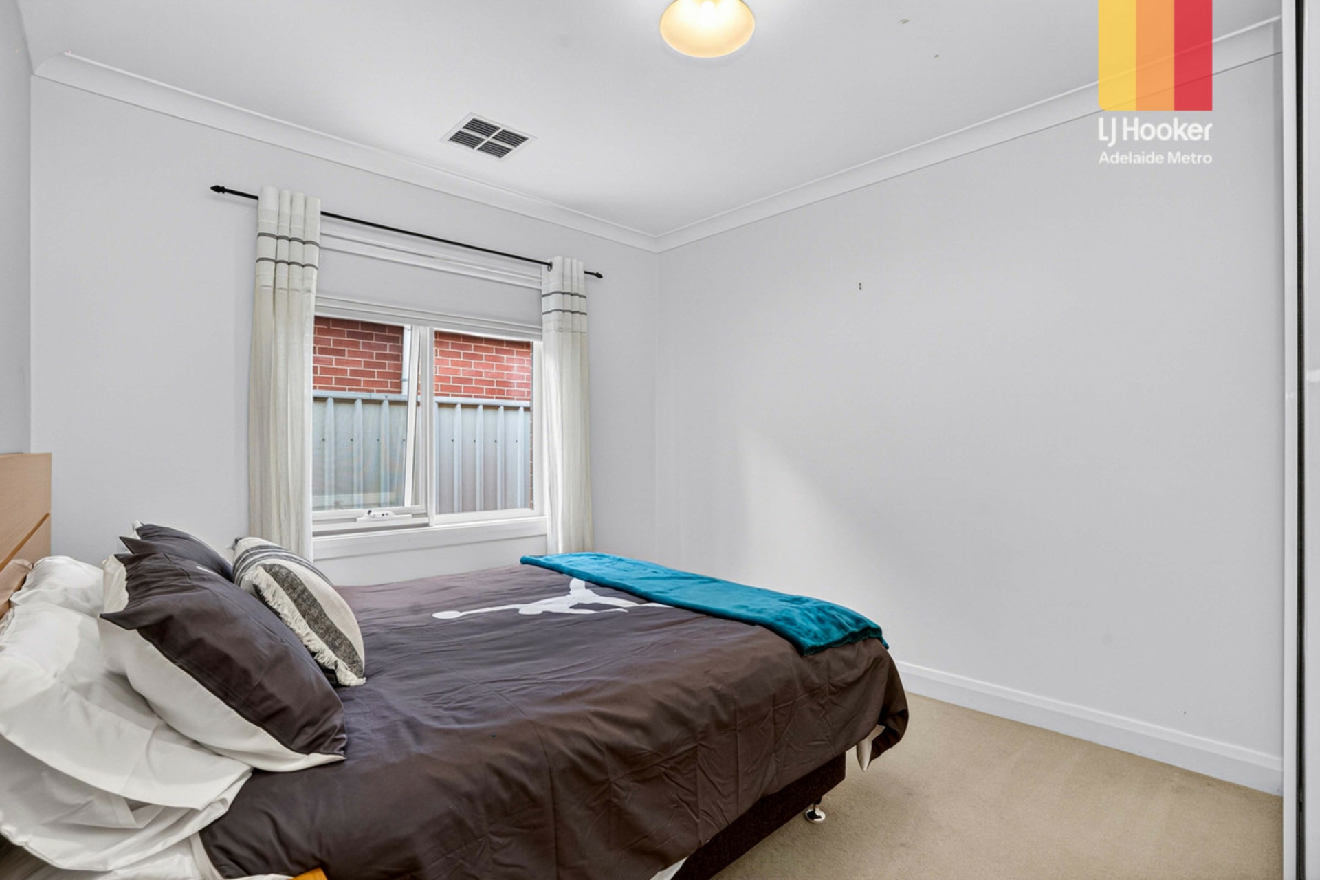 24 Roslind Street — photo 11 of 19