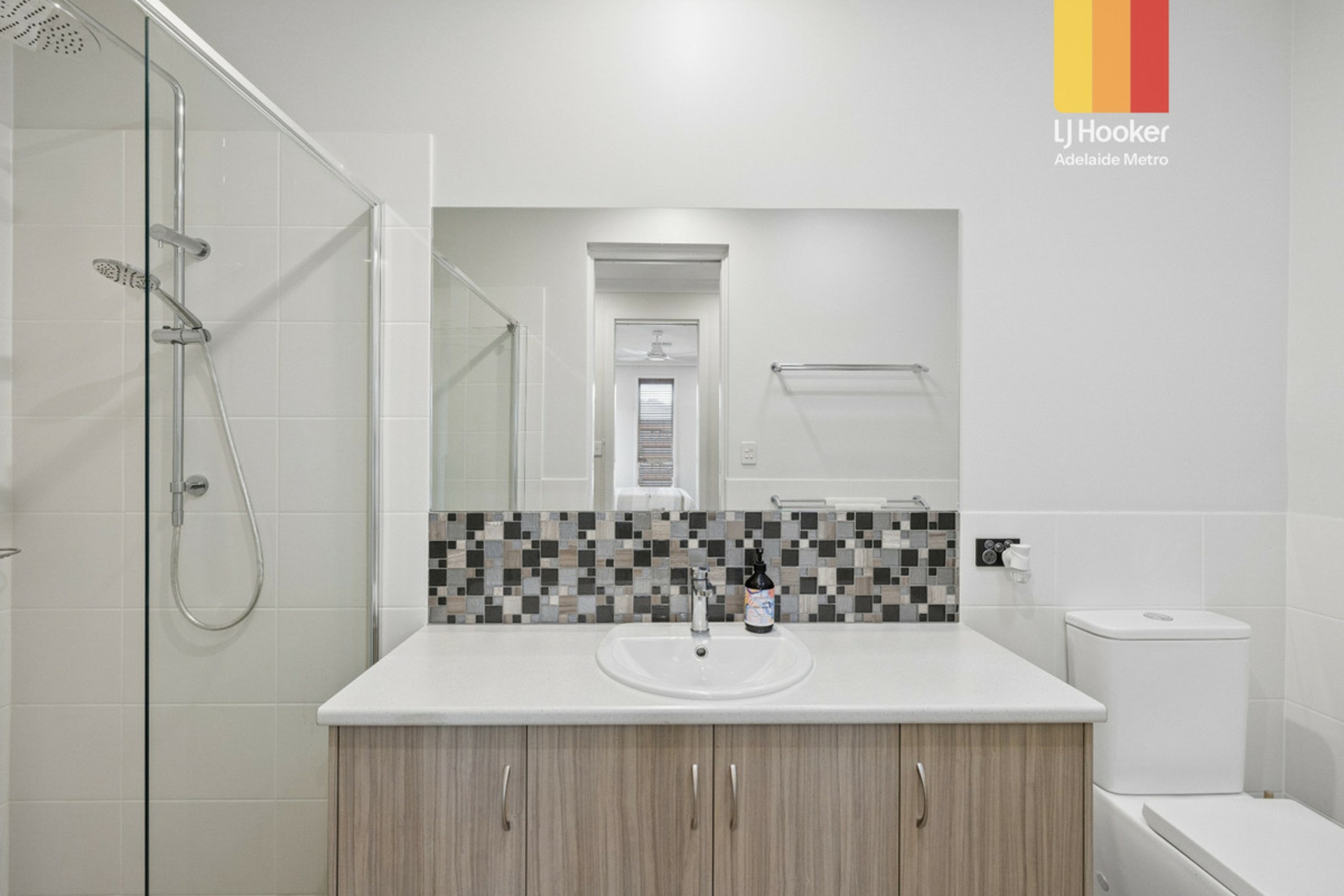 2/18 Hartman Avenue — photo 11 of 29