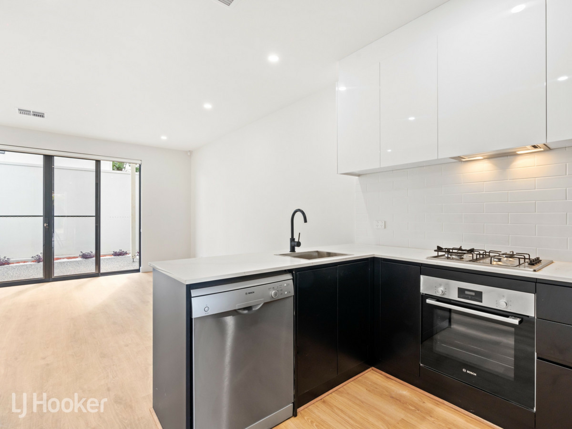 2/33 John Avenue — photo 3 of 18