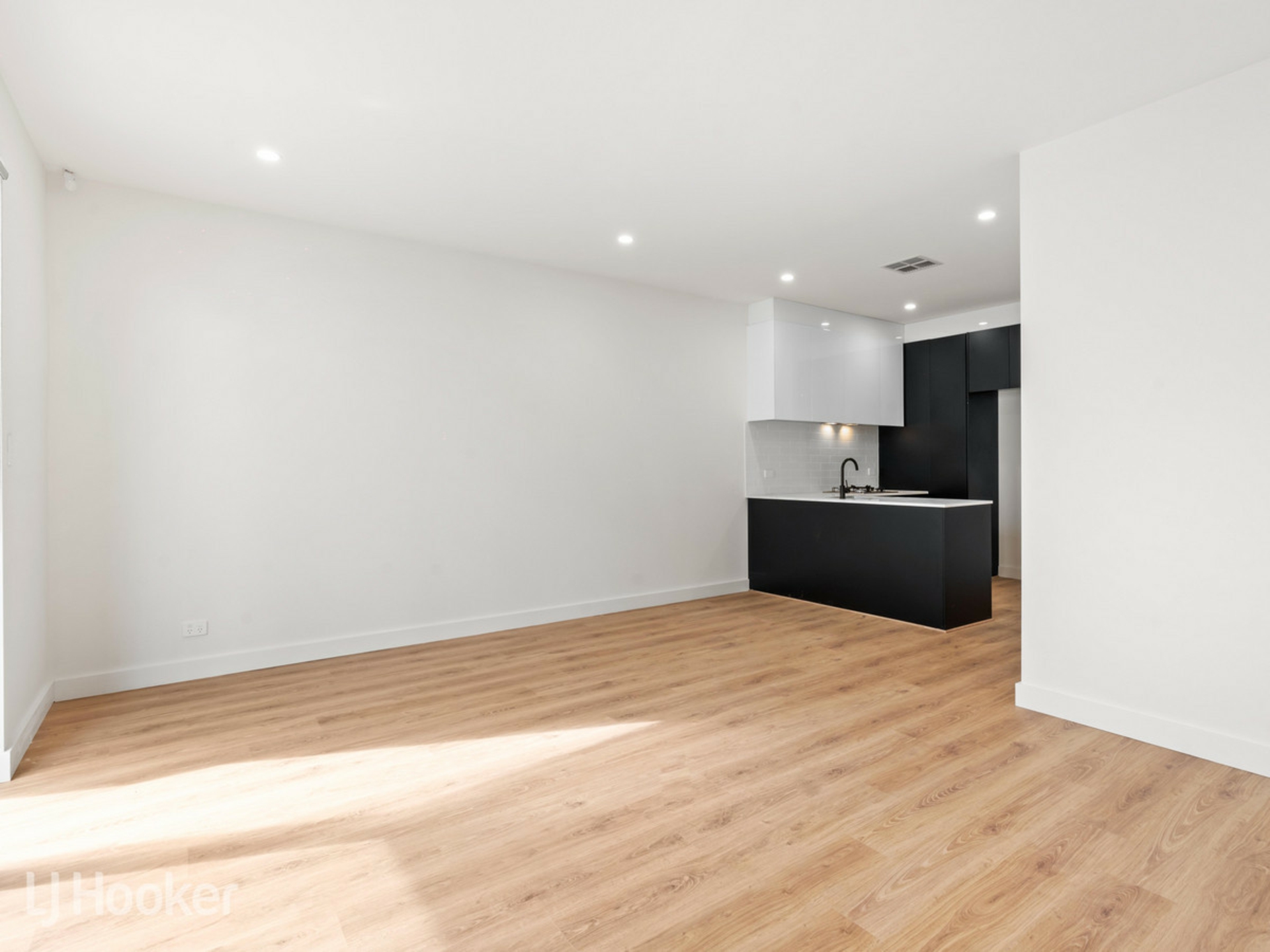 2/33 John Avenue — photo 5 of 18